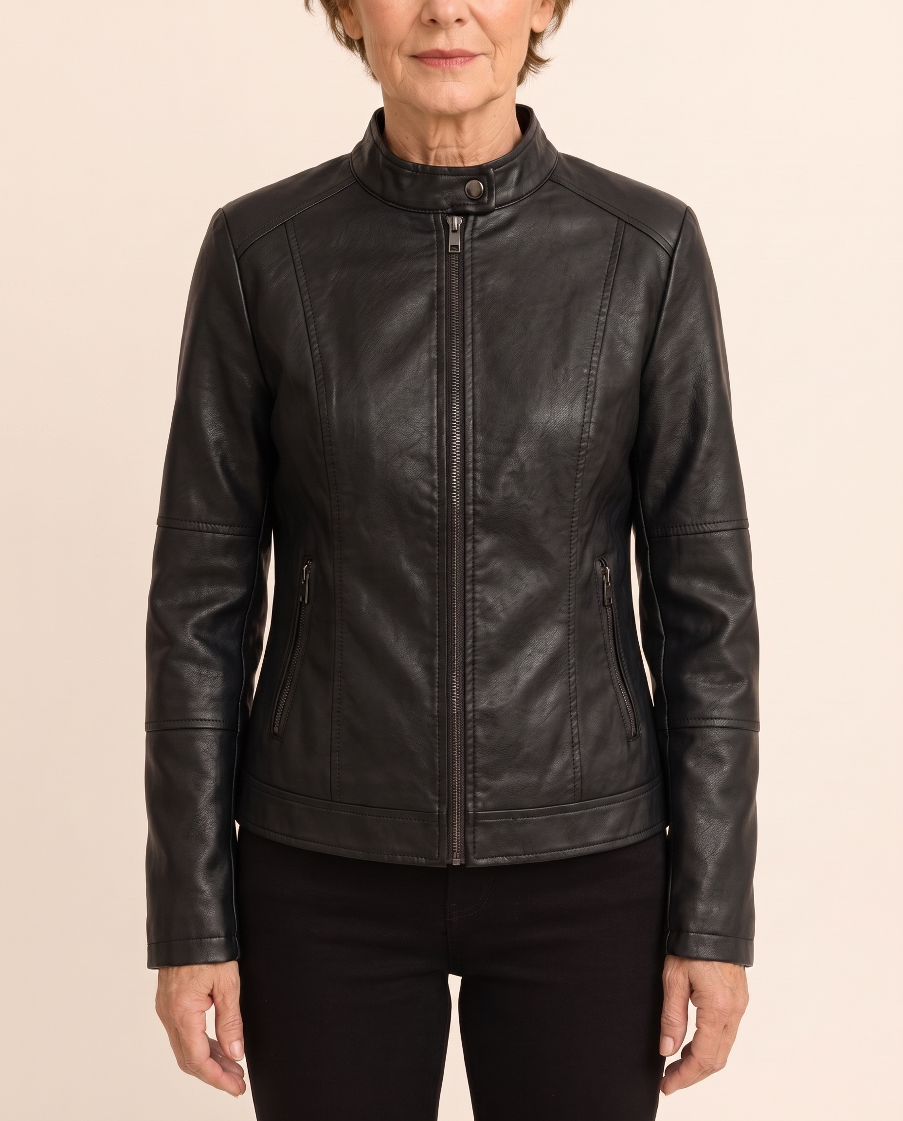 Manuela – Jacke vor hellem beigem Hintergrund