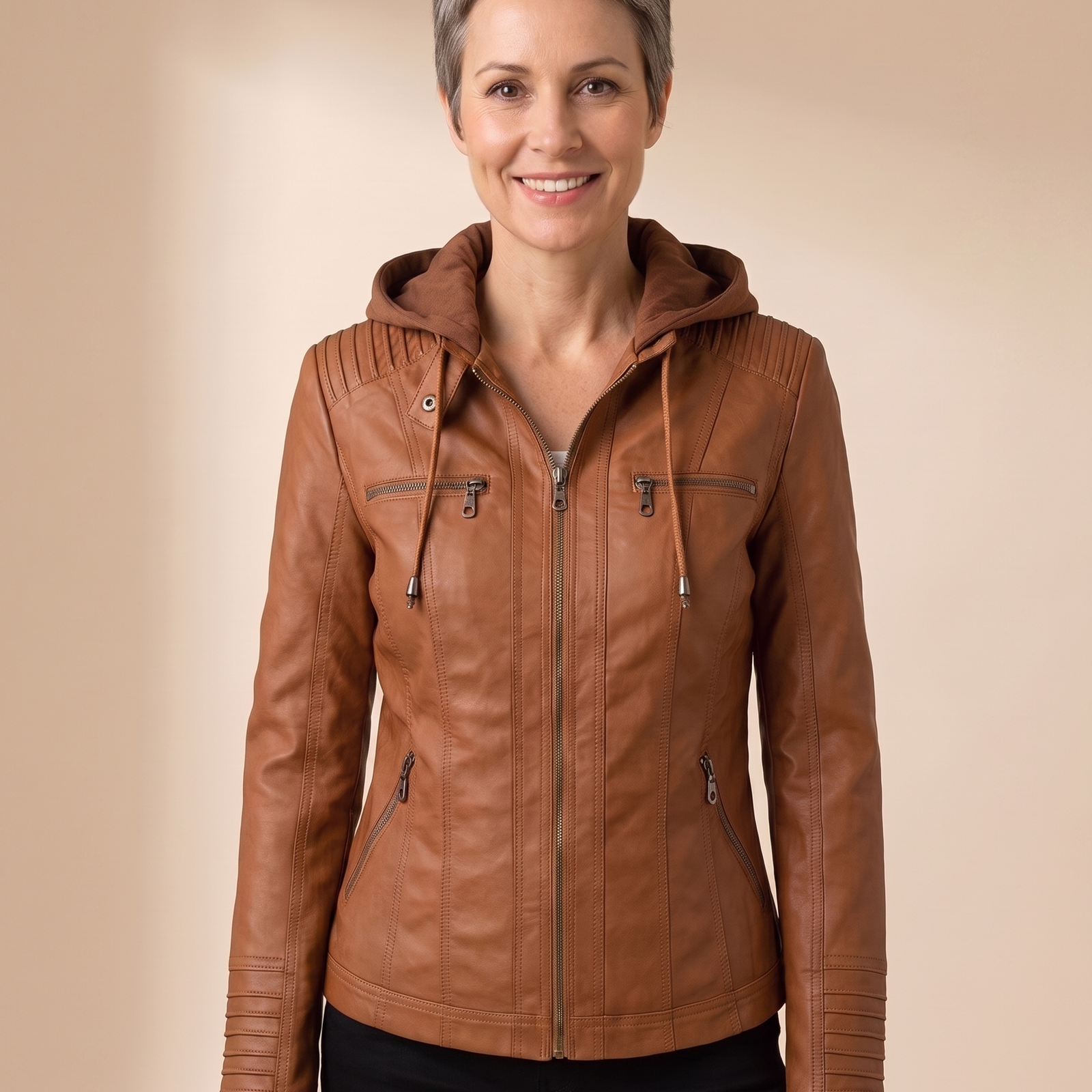 Georgiana – Jacke vor hellem beigem Hintergrund