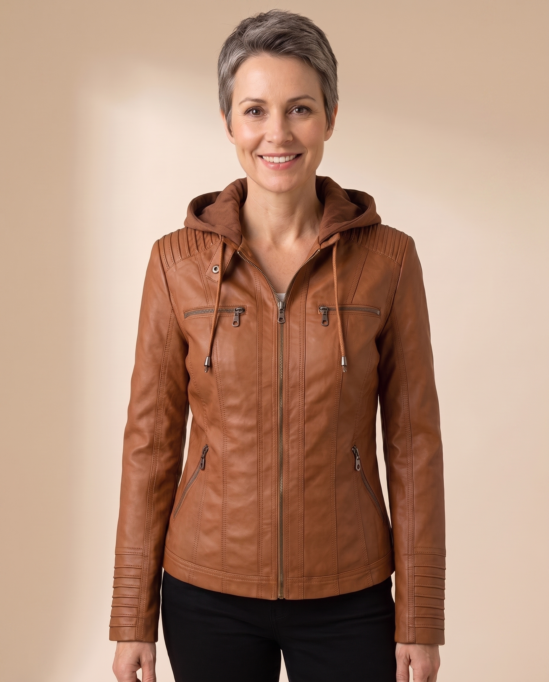 Georgiana – Jacke vor hellem beigem Hintergrund