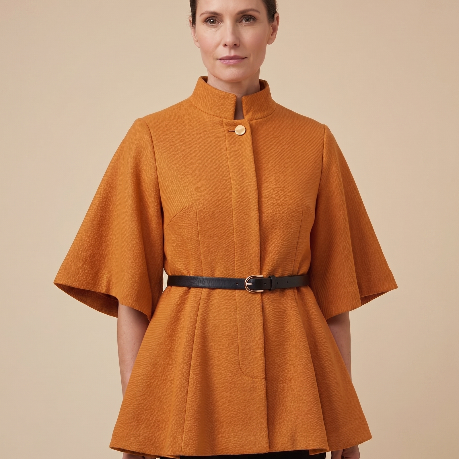 Ingrid – Jacke vor hellem beigem Hintergrund