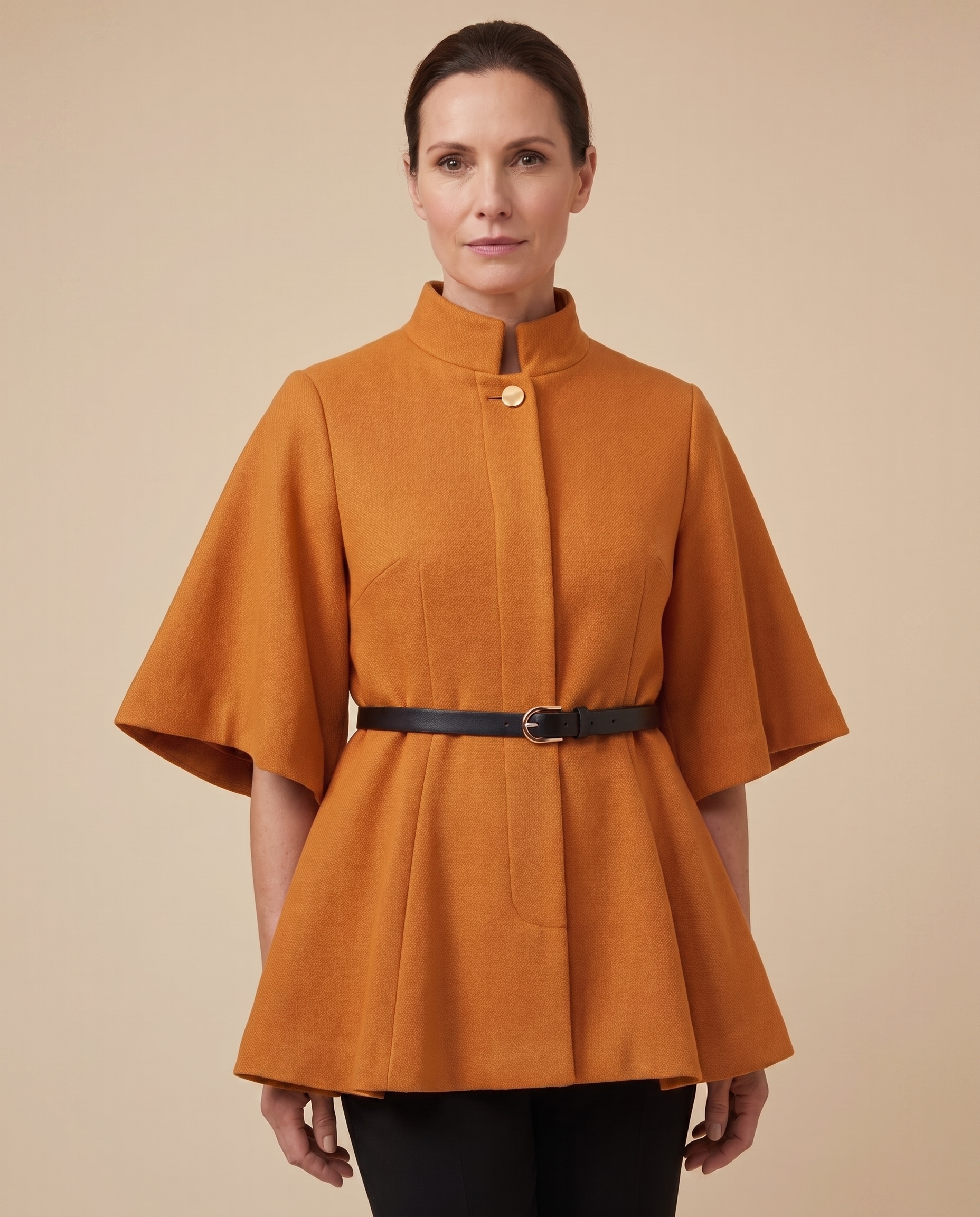 Ingrid – Jacke vor hellem beigem Hintergrund