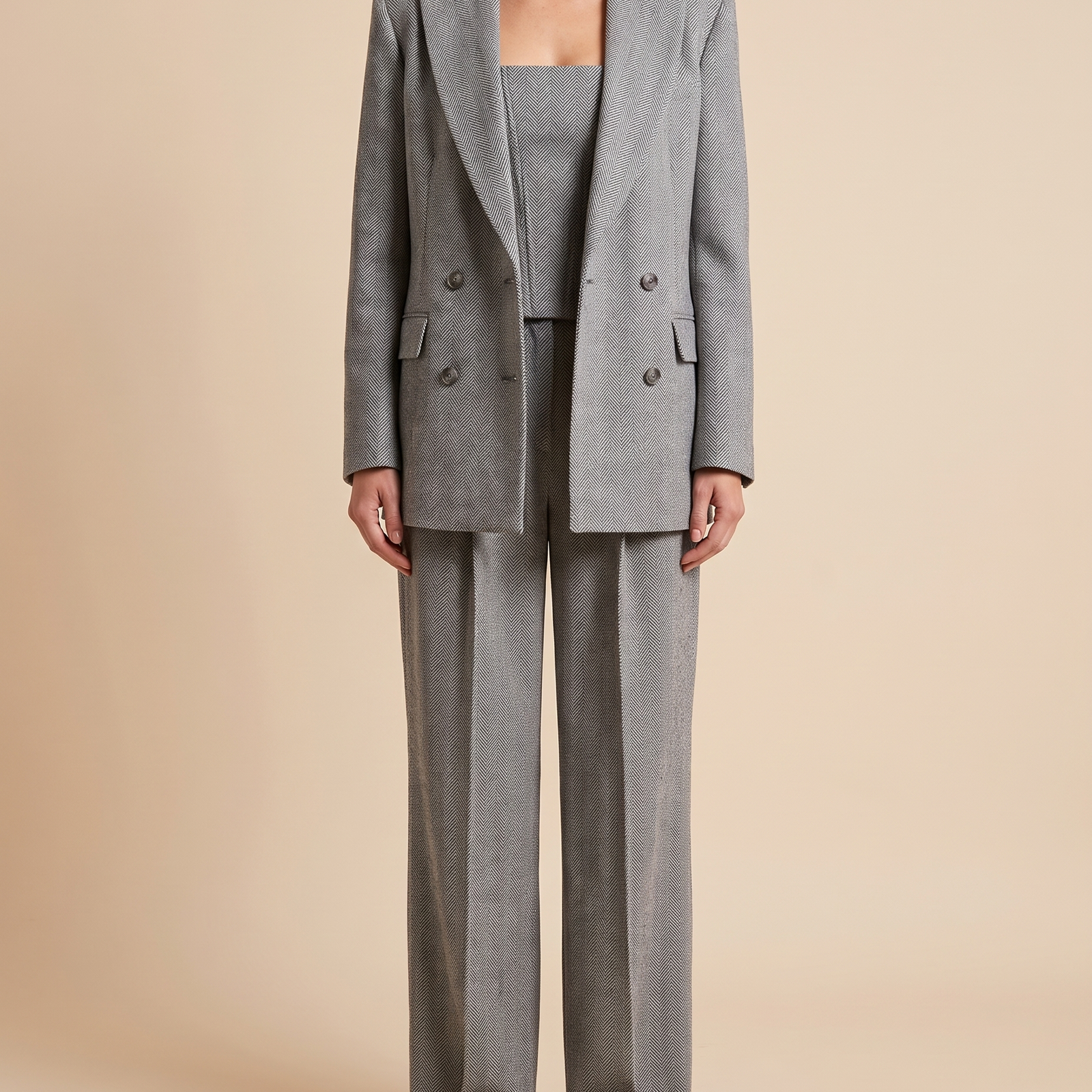 Denisa – graues Hahnentritt-Blazer-Set an Model vor hellem beigem Hintergrund