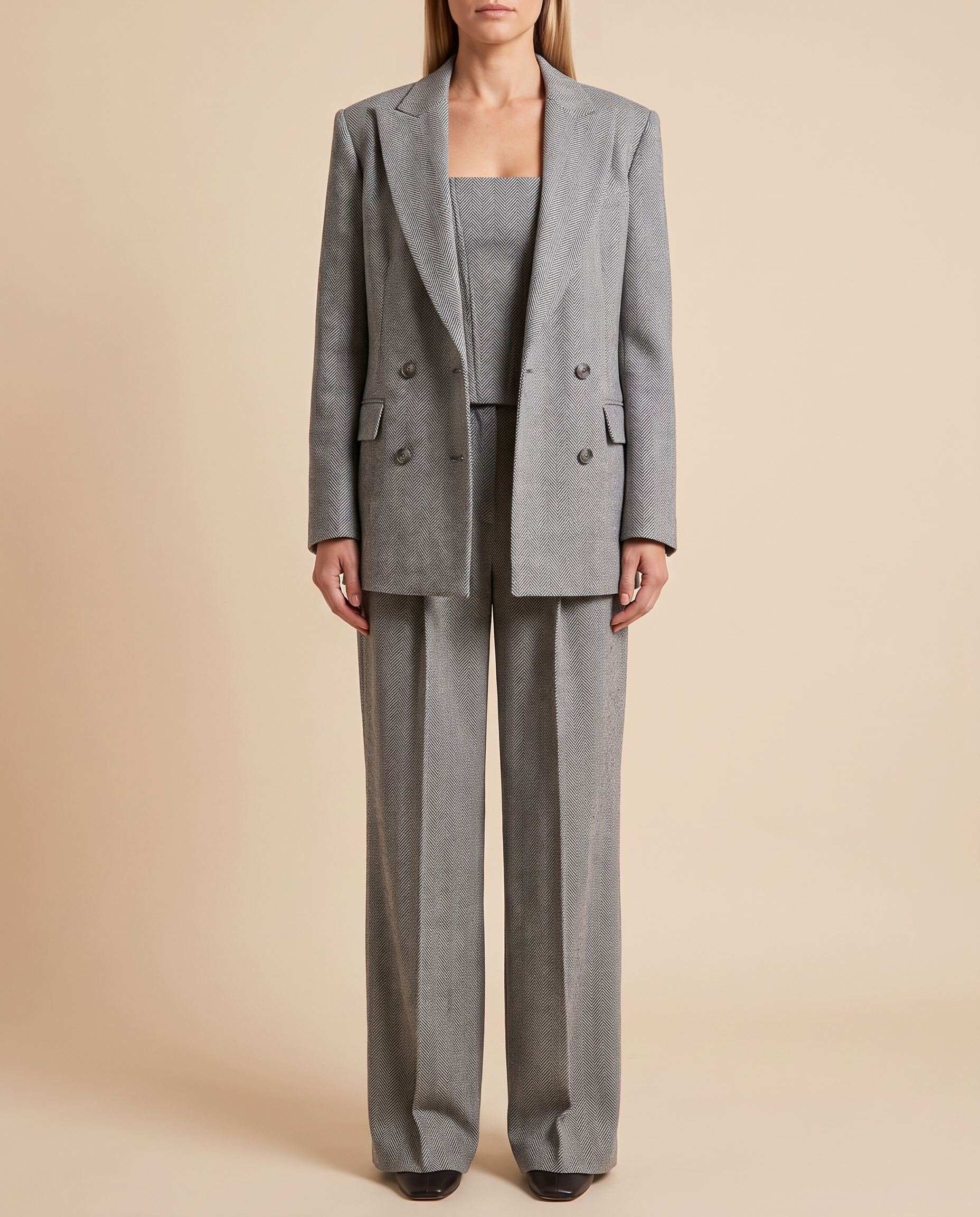 Denisa – graues Hahnentritt-Blazer-Set an Model vor hellem beigem Hintergrund