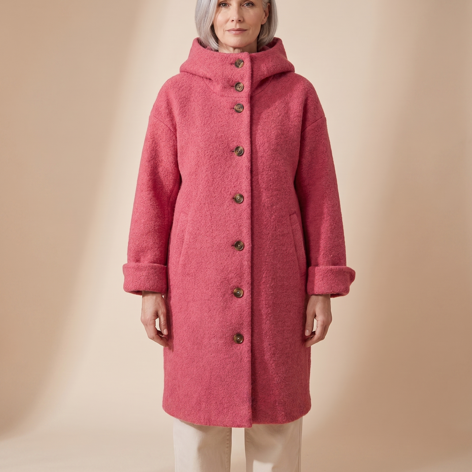 Sonia | Elegante Winterjacke – harmonisiertes Produktbild auf warmem beigem Hintergrund