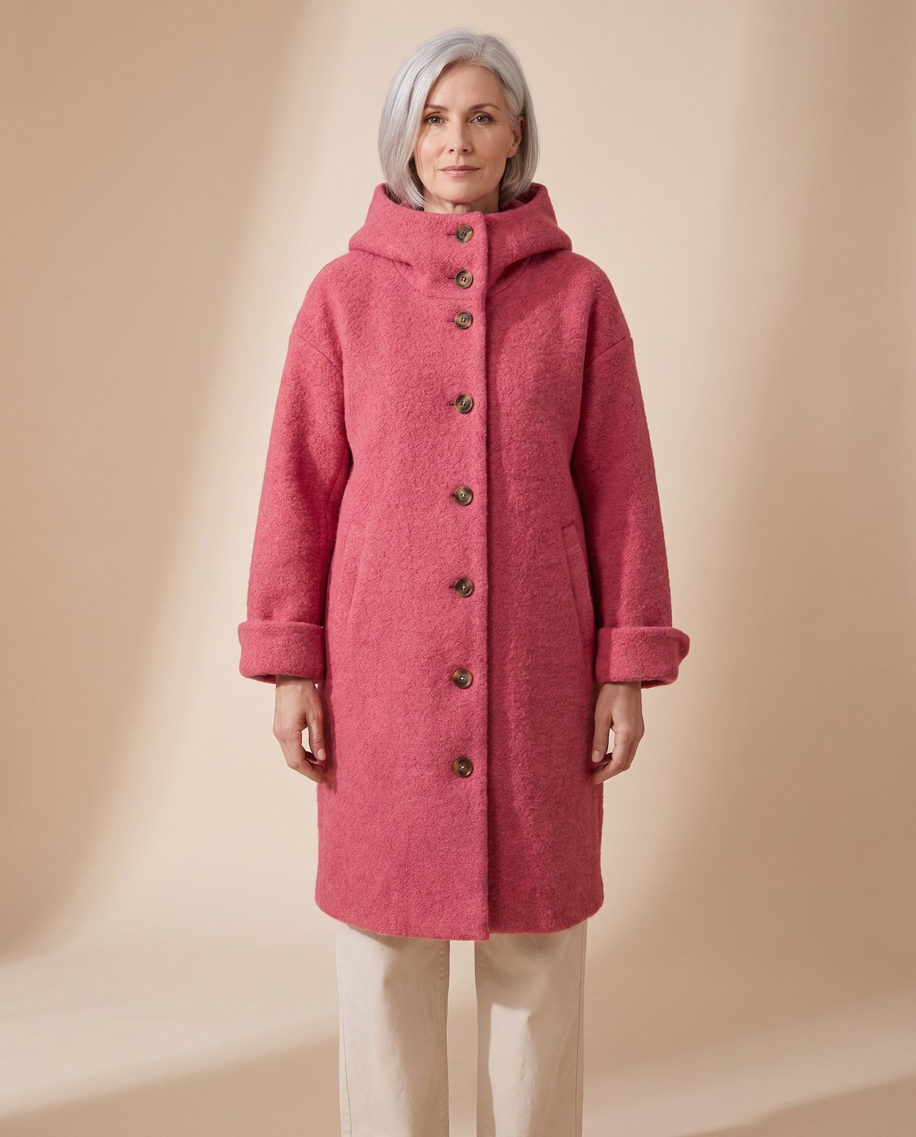 Sonia | Elegante Winterjacke – harmonisiertes Produktbild auf warmem beigem Hintergrund
