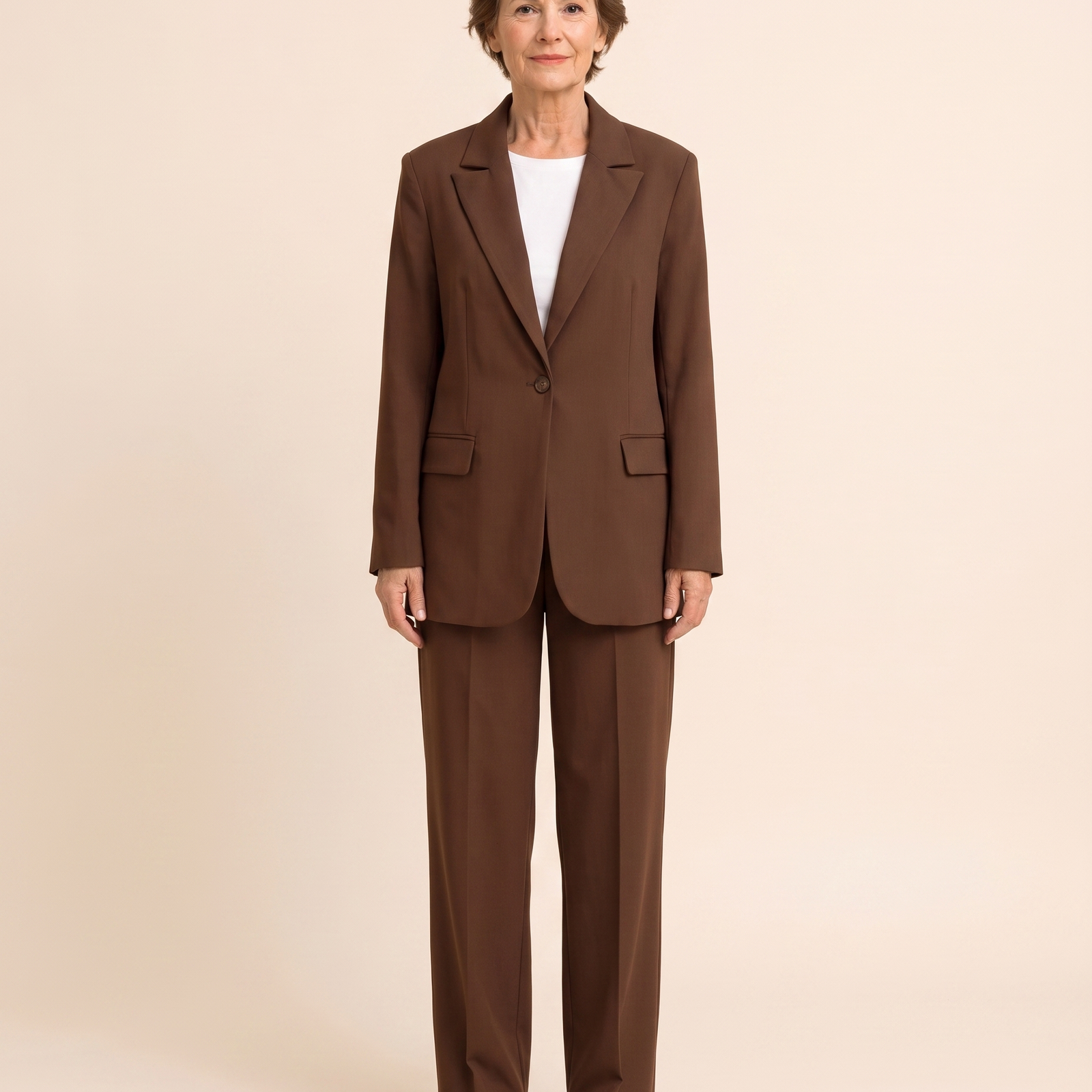 Timea | Coordinated Vintage Sakko Mocha – harmonisiertes Produktbild auf warmem beigem Hintergrund