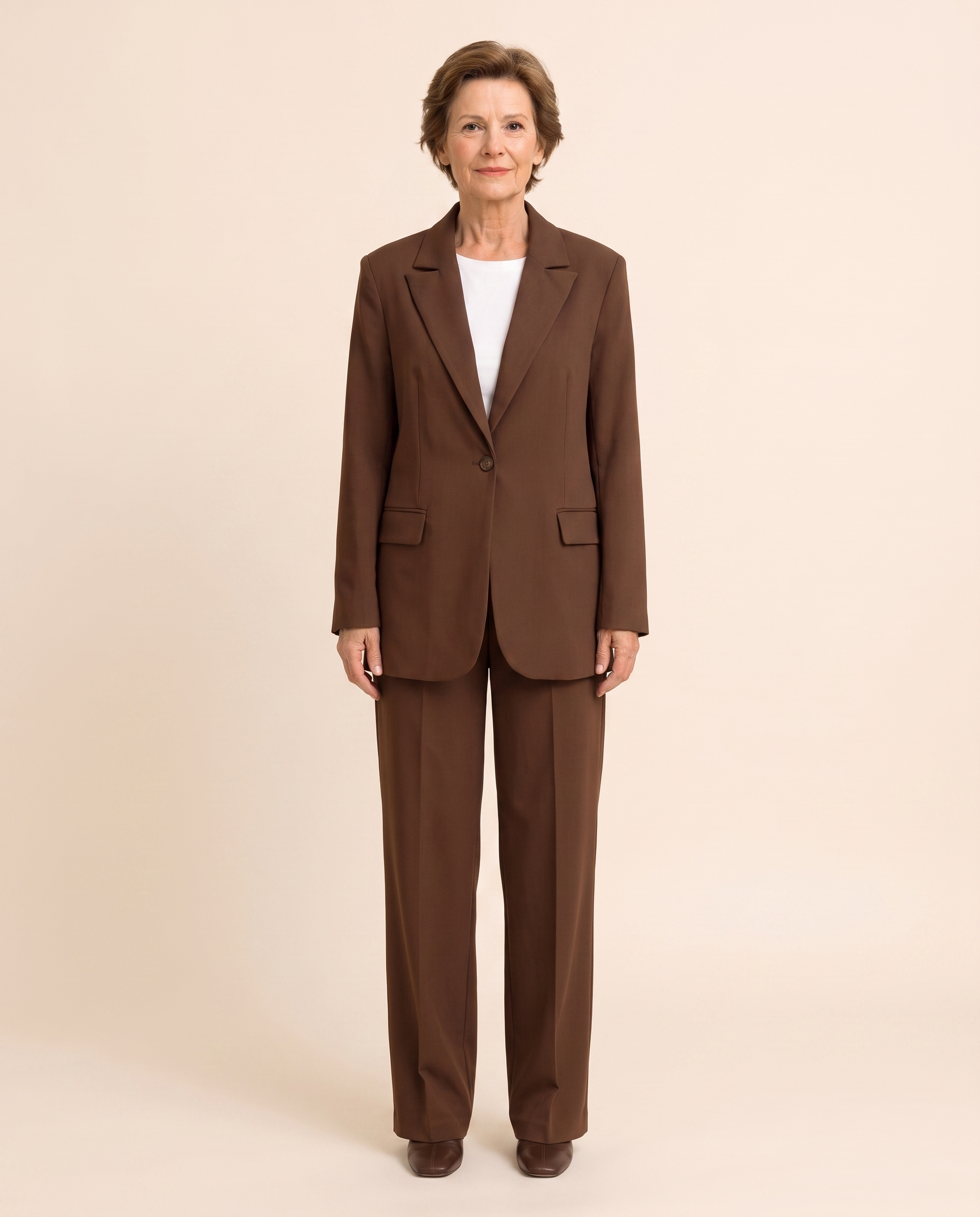 Timea | Coordinated Vintage Sakko Mocha – harmonisiertes Produktbild auf warmem beigem Hintergrund