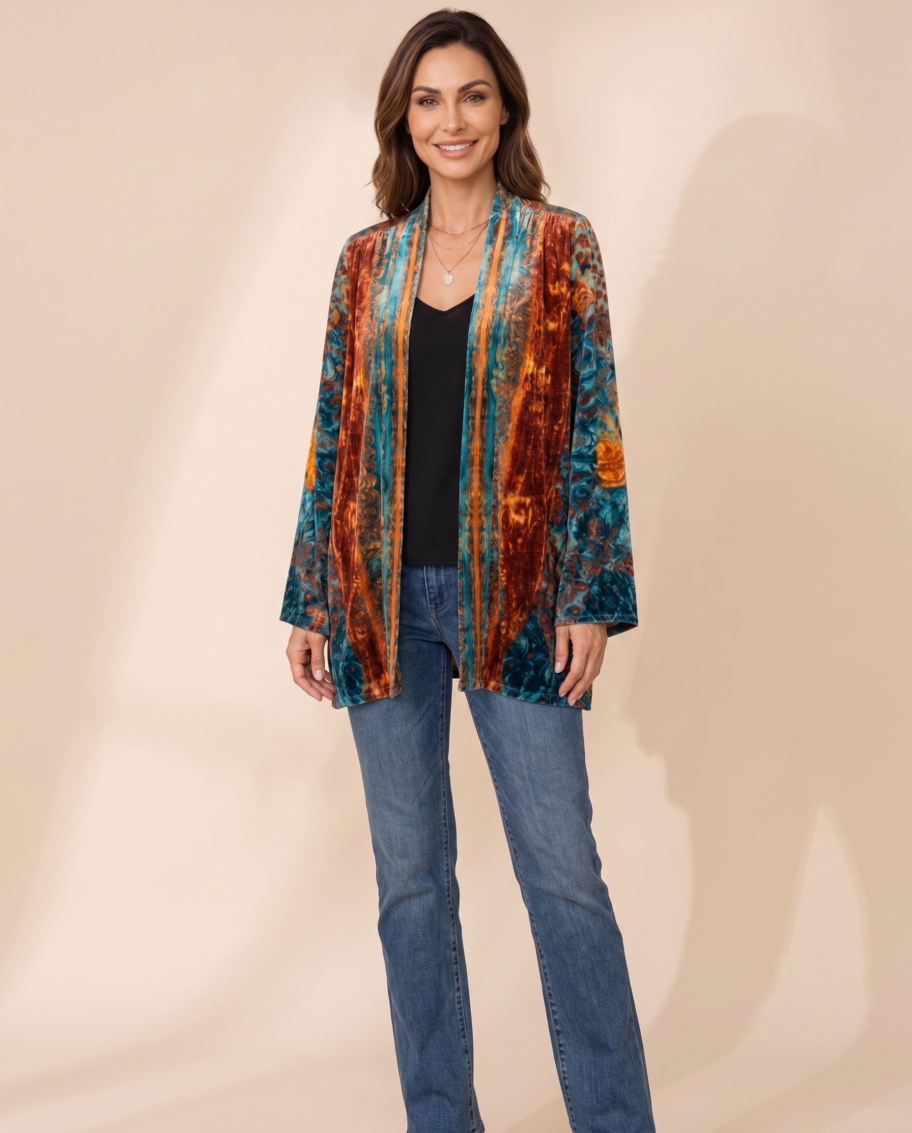 Victoria | Boho Jacke mit künstlerischem Design – harmonisiertes Produktbild auf warmem beigem Hintergrund