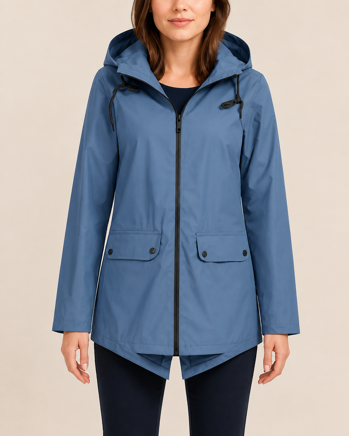 Vanyssiah – Blaue Kapuzenjacke an einem Model vor beigem Studiohintergrund