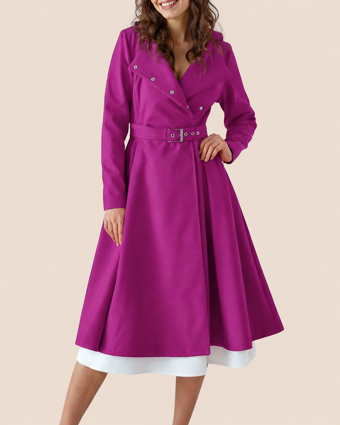 Raina – Mantel in Magenta auf warmem beigem Studiohintergrund
