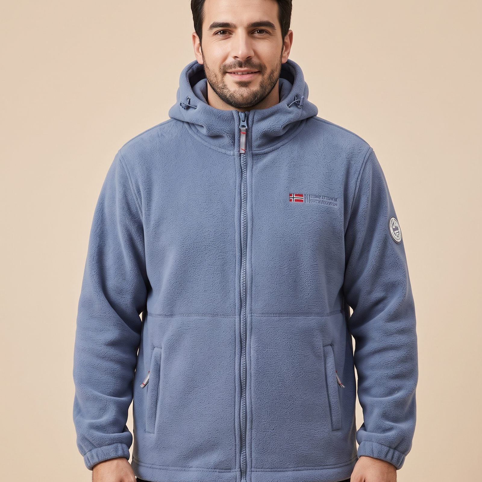 Herrenjacke Block 4 6 – männliches Model – beige Hintergrund