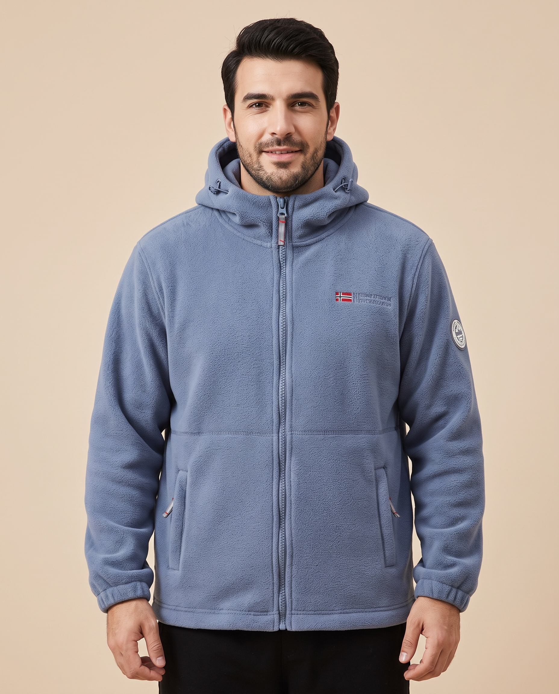 Herrenjacke Block 4 6 – männliches Model – beige Hintergrund