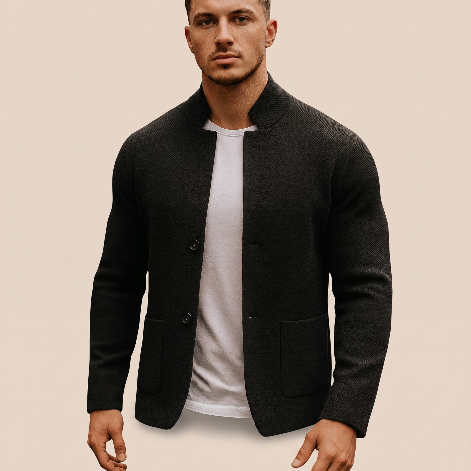 Herrenjacke Block 4 9 – männliches Model – beige Hintergrund