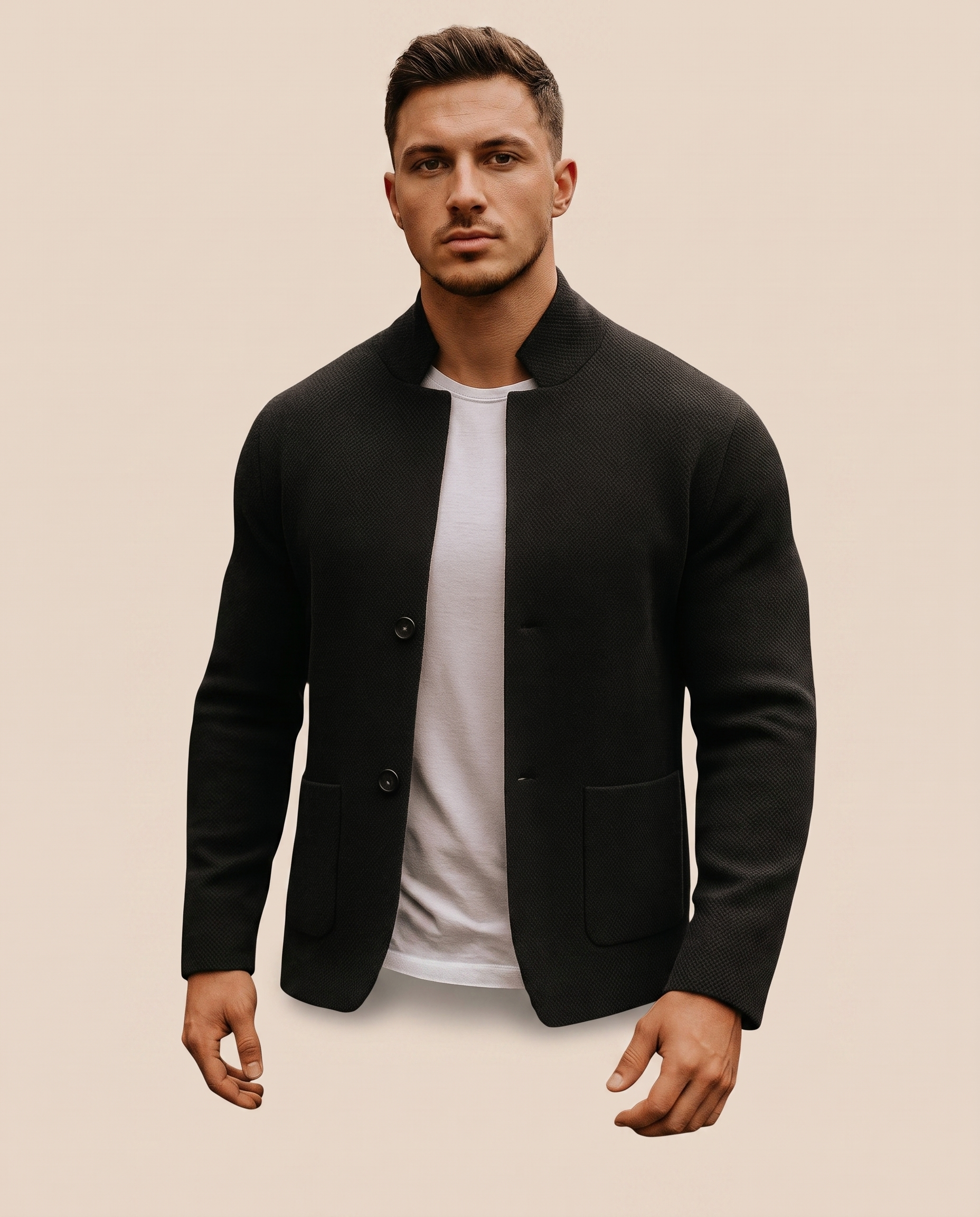 Herrenjacke Block 4 9 – männliches Model – beige Hintergrund