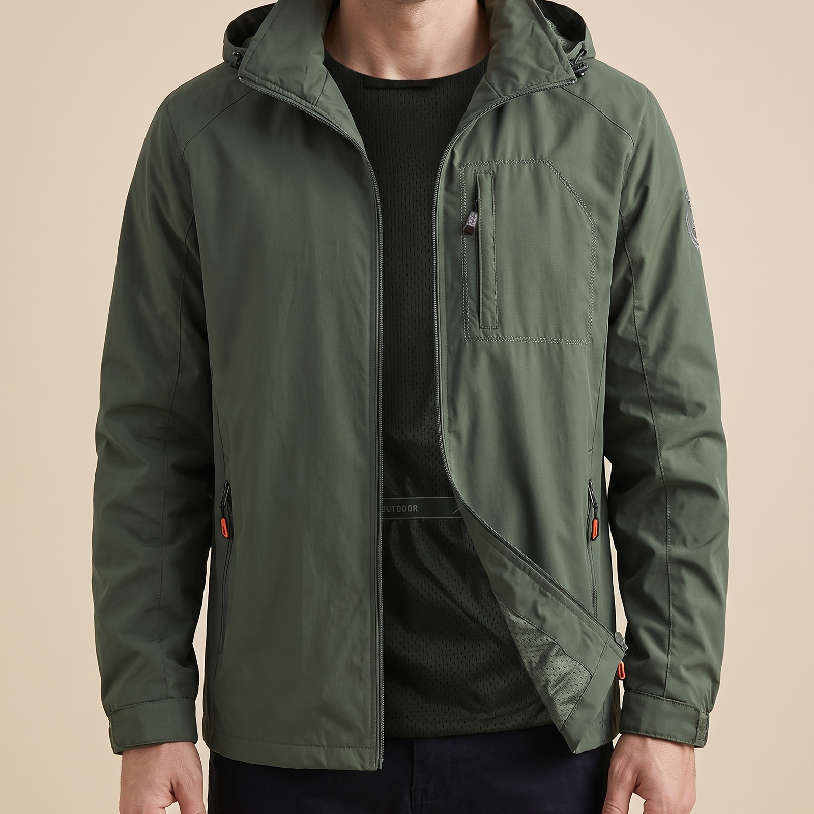 Herrenjacke Block 4 14 – männliches Model – beige Hintergrund