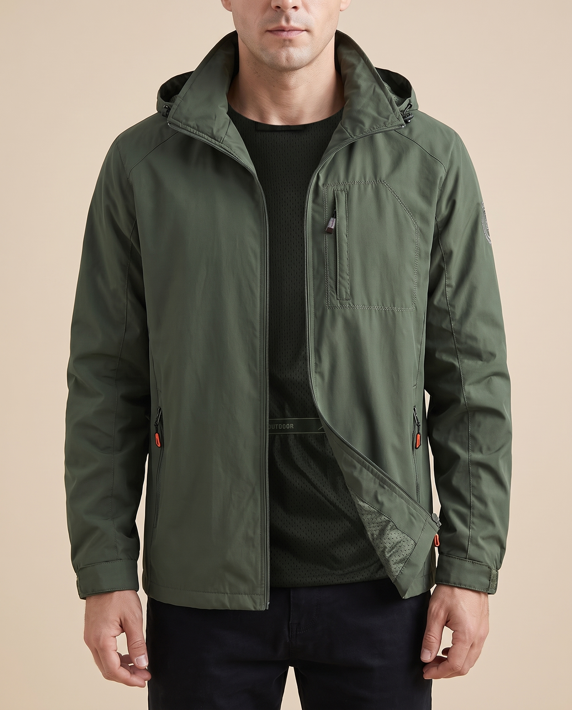 Herrenjacke Block 4 14 – männliches Model – beige Hintergrund