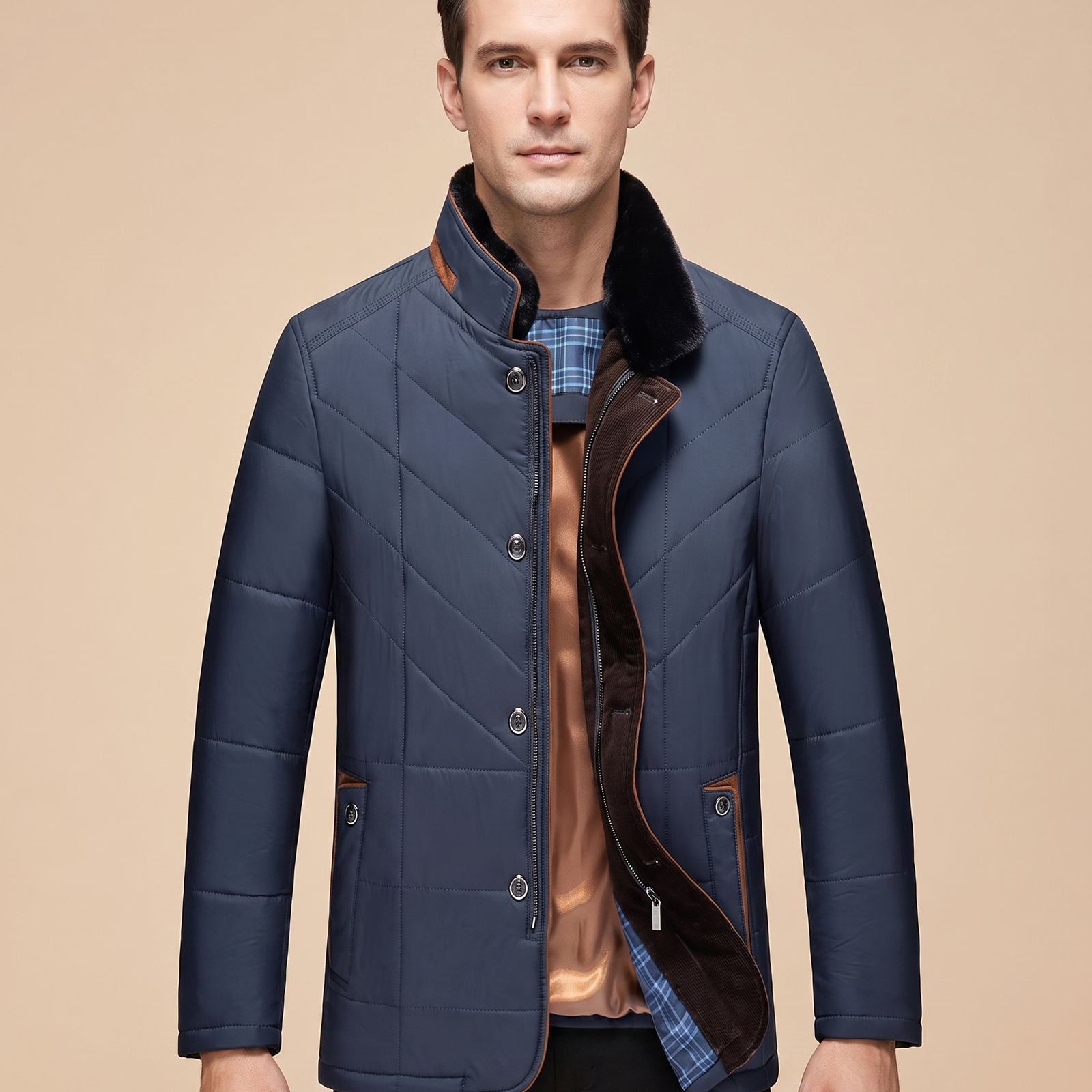 Herrenjacke Block 4 23 – männliches Model – beige Hintergrund