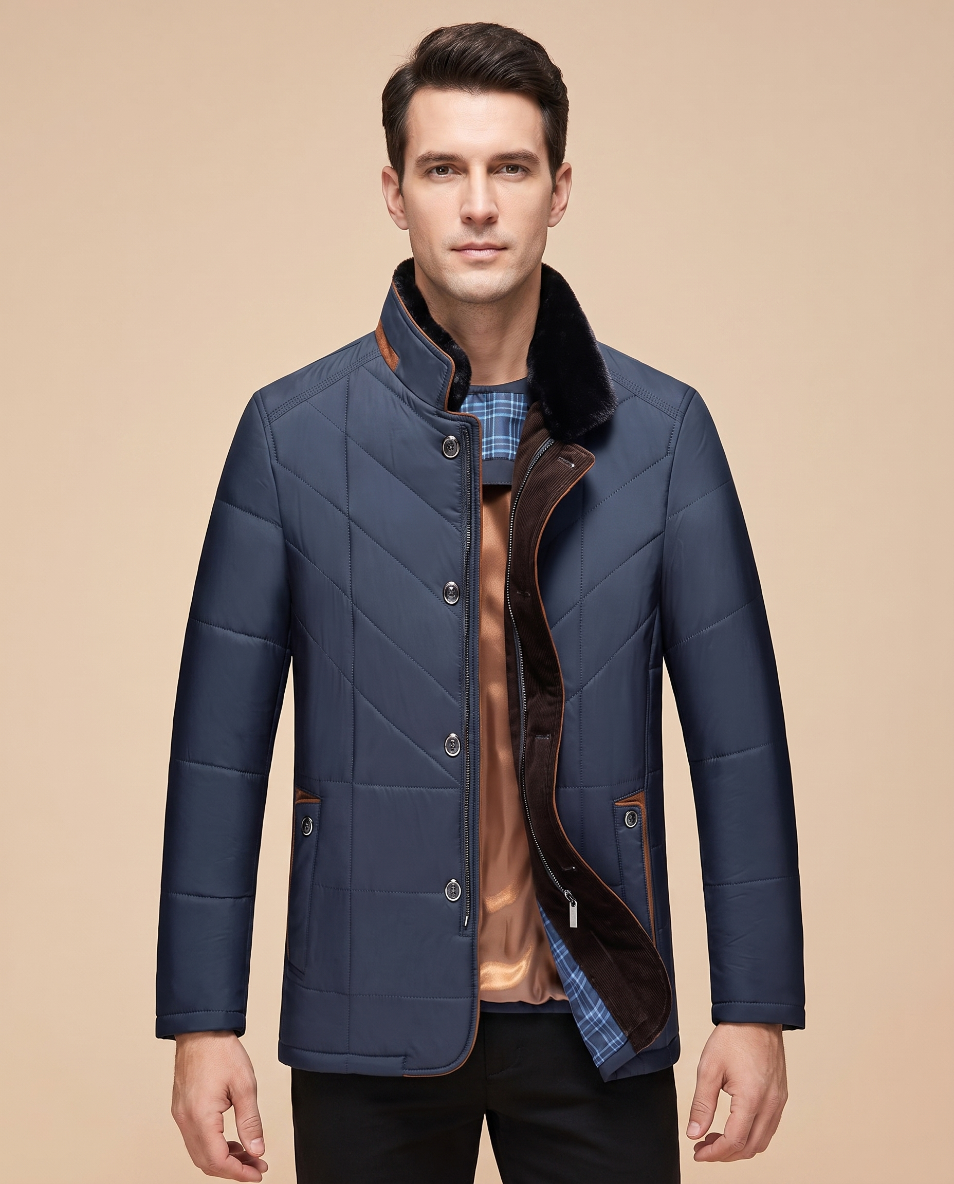 Herrenjacke Block 4 23 – männliches Model – beige Hintergrund