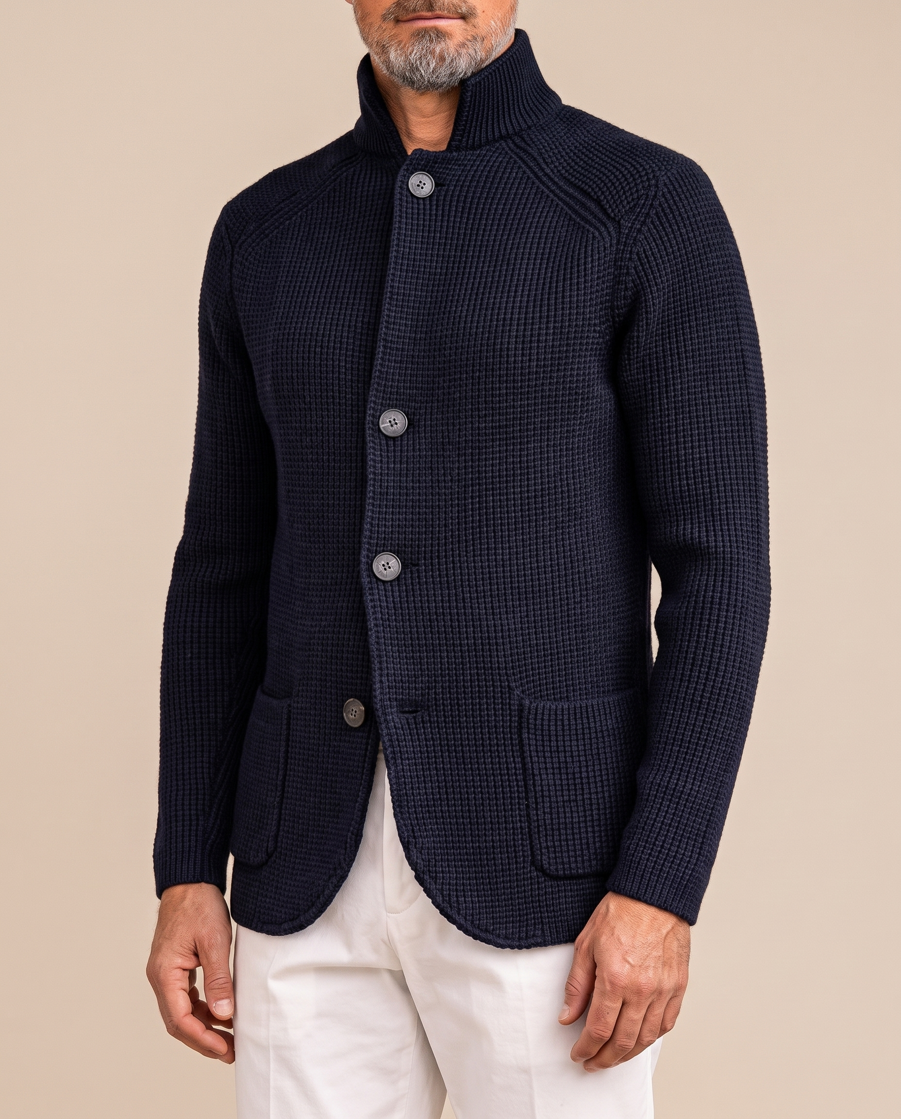 Herrenjacke Block 4 24 – männliches Model – beige Hintergrund