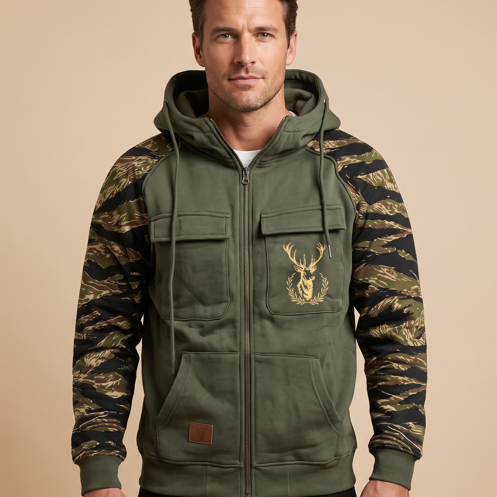 Herrenjacke Block 4 26 – männliches Model – beige Hintergrund