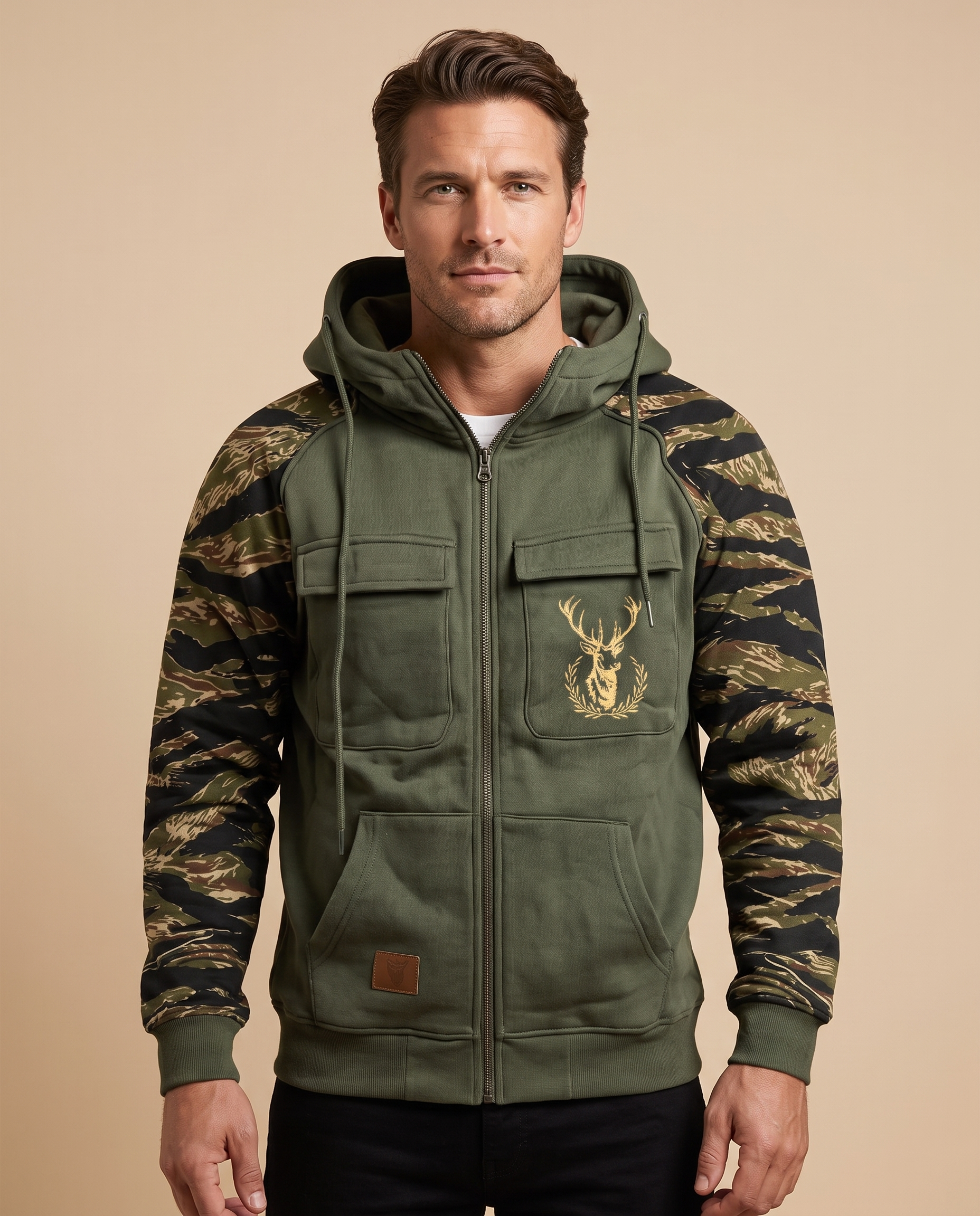 Herrenjacke Block 4 26 – männliches Model – beige Hintergrund