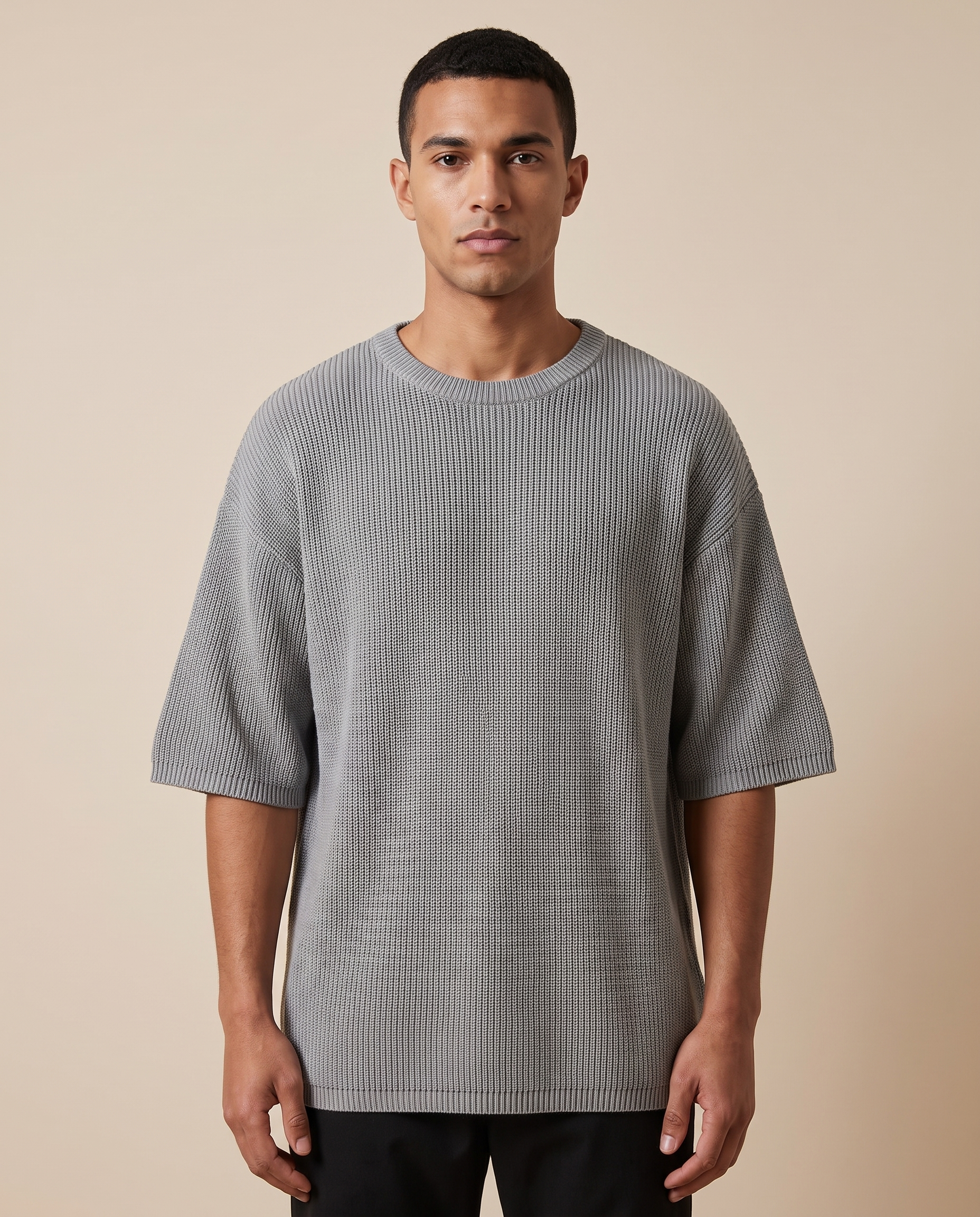 Herren-Strick Block 4 2 – männliches Model – beige Hintergrund