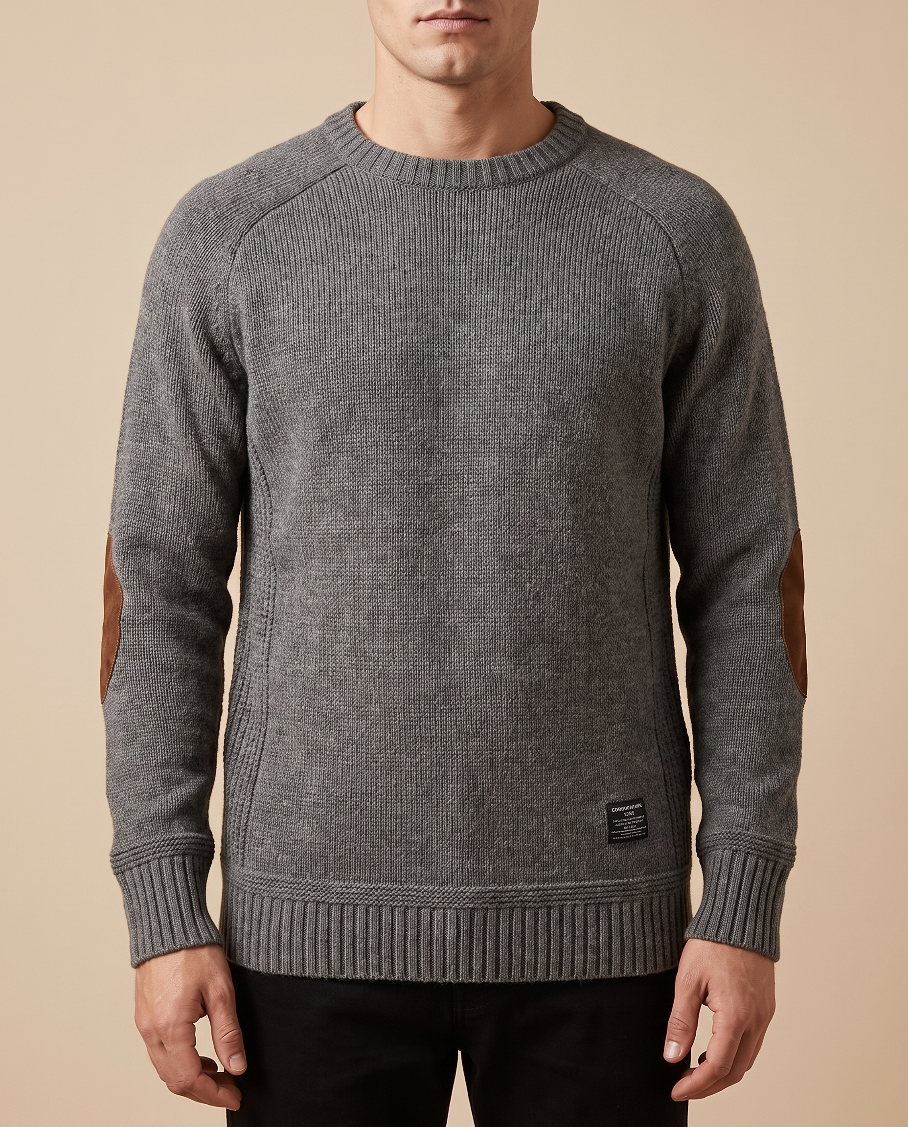 Herren-Strick Block 4 9 – männliches Model – beige Hintergrund