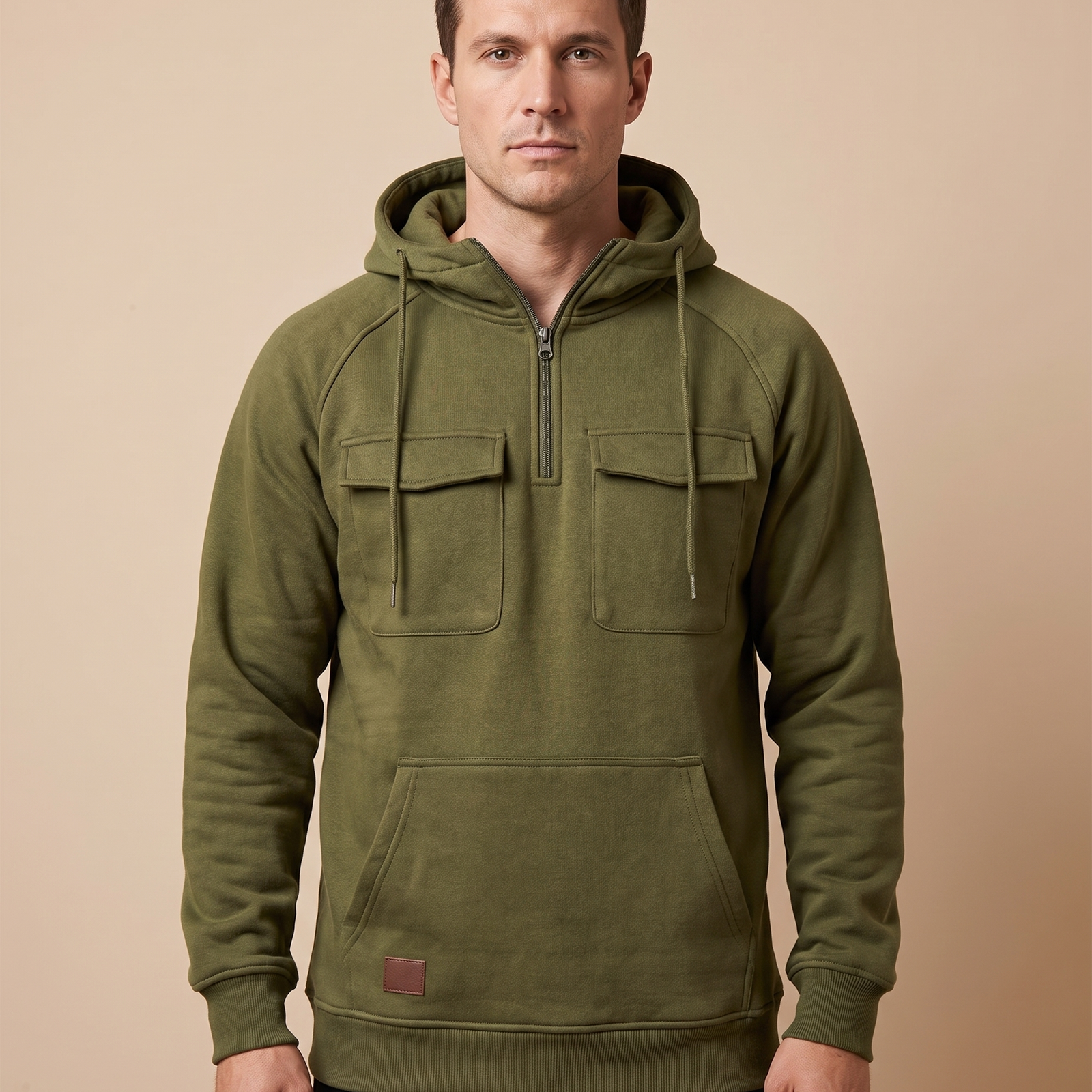 Herren-Strick Block 4 13 – männliches Model – beige Hintergrund