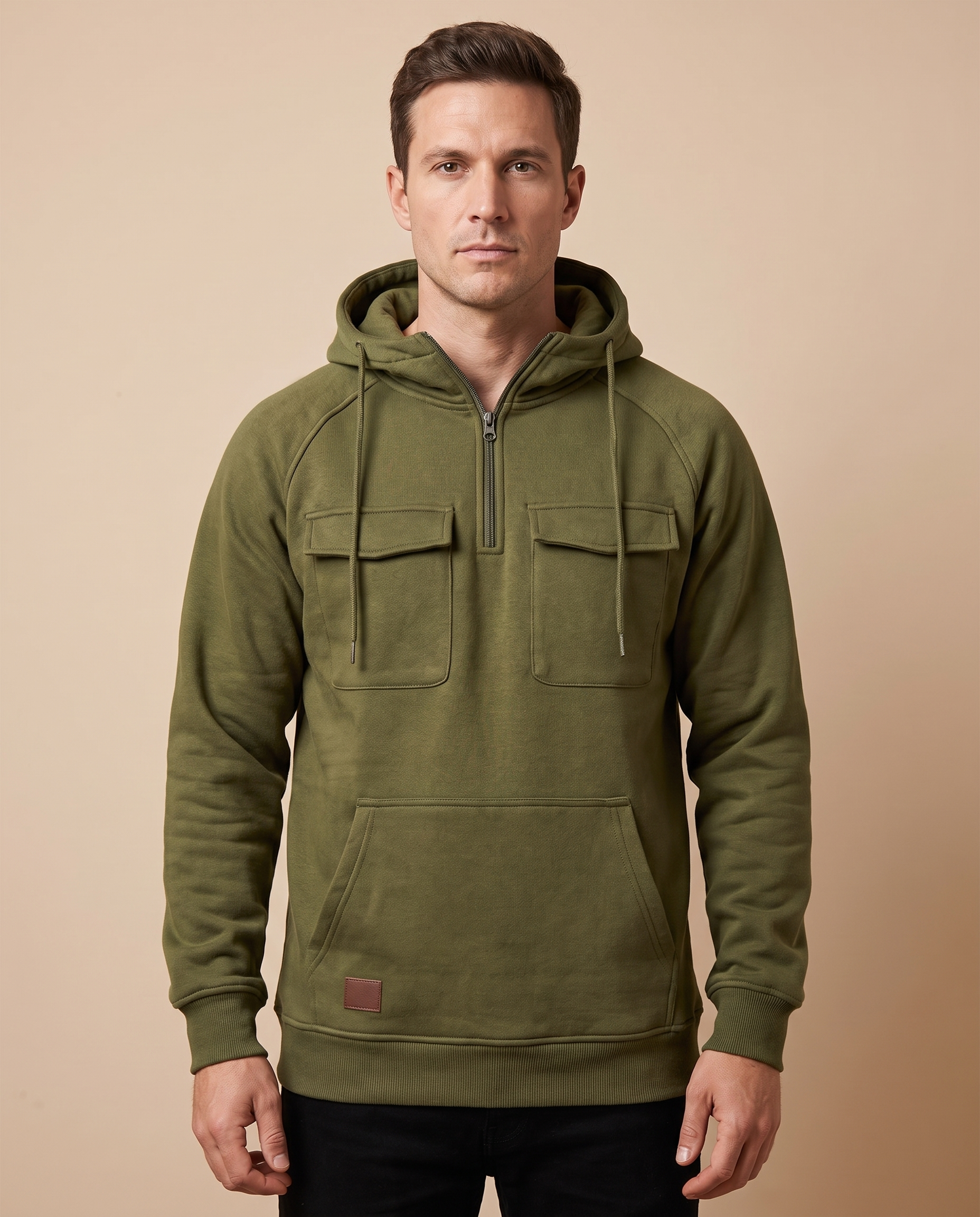 Herren-Strick Block 4 13 – männliches Model – beige Hintergrund