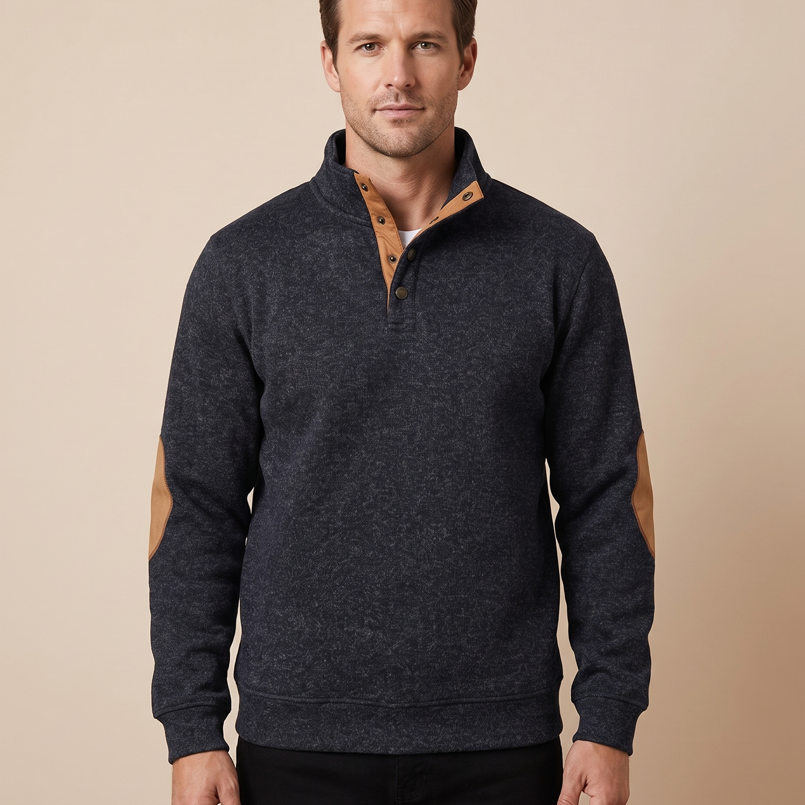 Herren-Strick Block 4 14 – männliches Model – beige Hintergrund