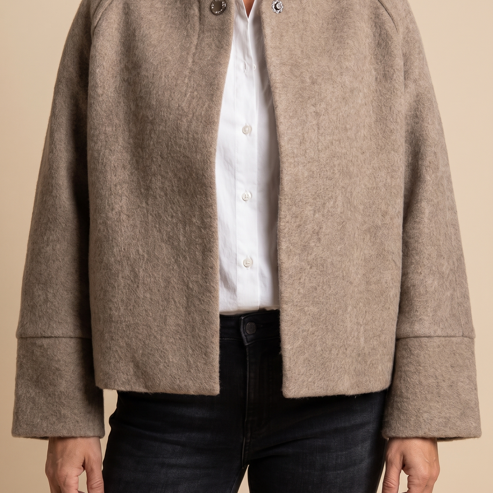 Bettinna | Eleganter offen geschnittener Blazer – Damenjacke auf warmem beigem Hintergrund, Oberkörperaufnahme
