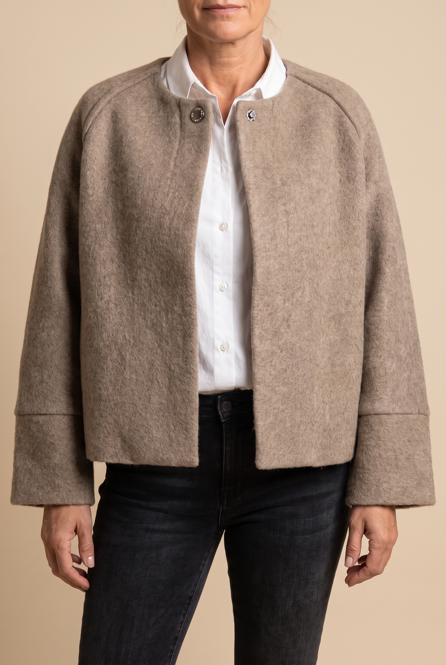 Bettinna | Eleganter offen geschnittener Blazer – Damenjacke auf warmem beigem Hintergrund, Oberkörperaufnahme