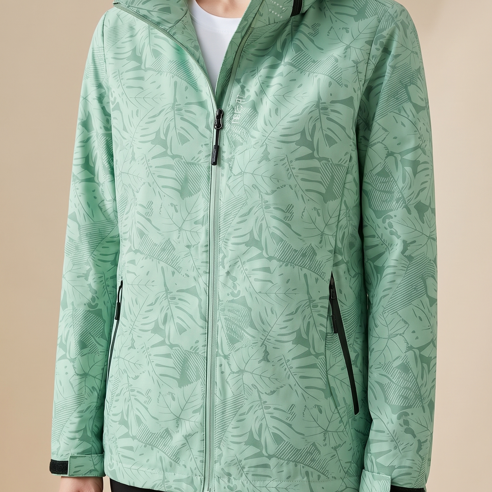 Thanyelle | Elegante Kapuzenjacke – Damenjacke auf warmem beigem Hintergrund, Oberkörperaufnahme