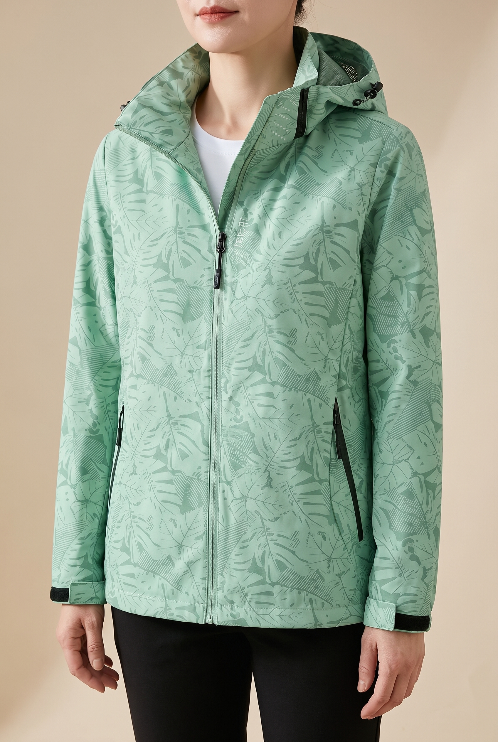 Thanyelle | Elegante Kapuzenjacke – Damenjacke auf warmem beigem Hintergrund, Oberkörperaufnahme