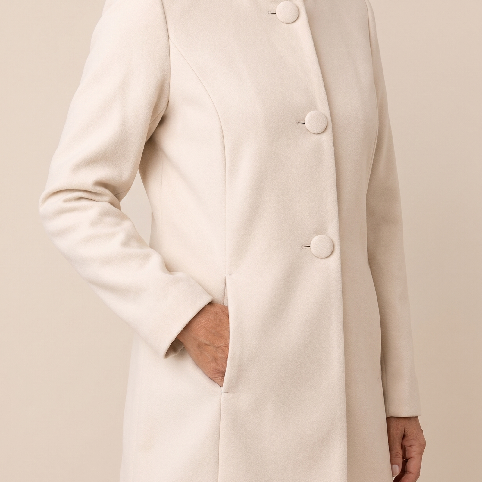 Carmelyssa | Elegante Kragenlose Jacke – Damenjacke auf warmem beigem Hintergrund, Oberkörperaufnahme