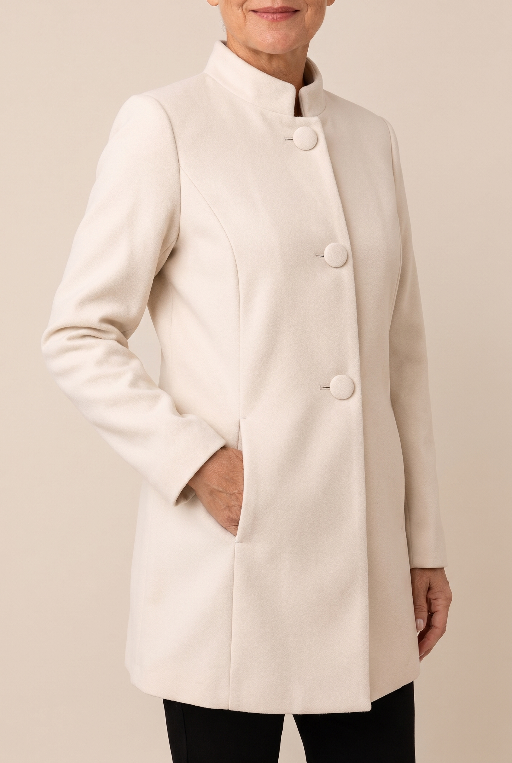 Carmelyssa | Elegante Kragenlose Jacke – Damenjacke auf warmem beigem Hintergrund, Oberkörperaufnahme