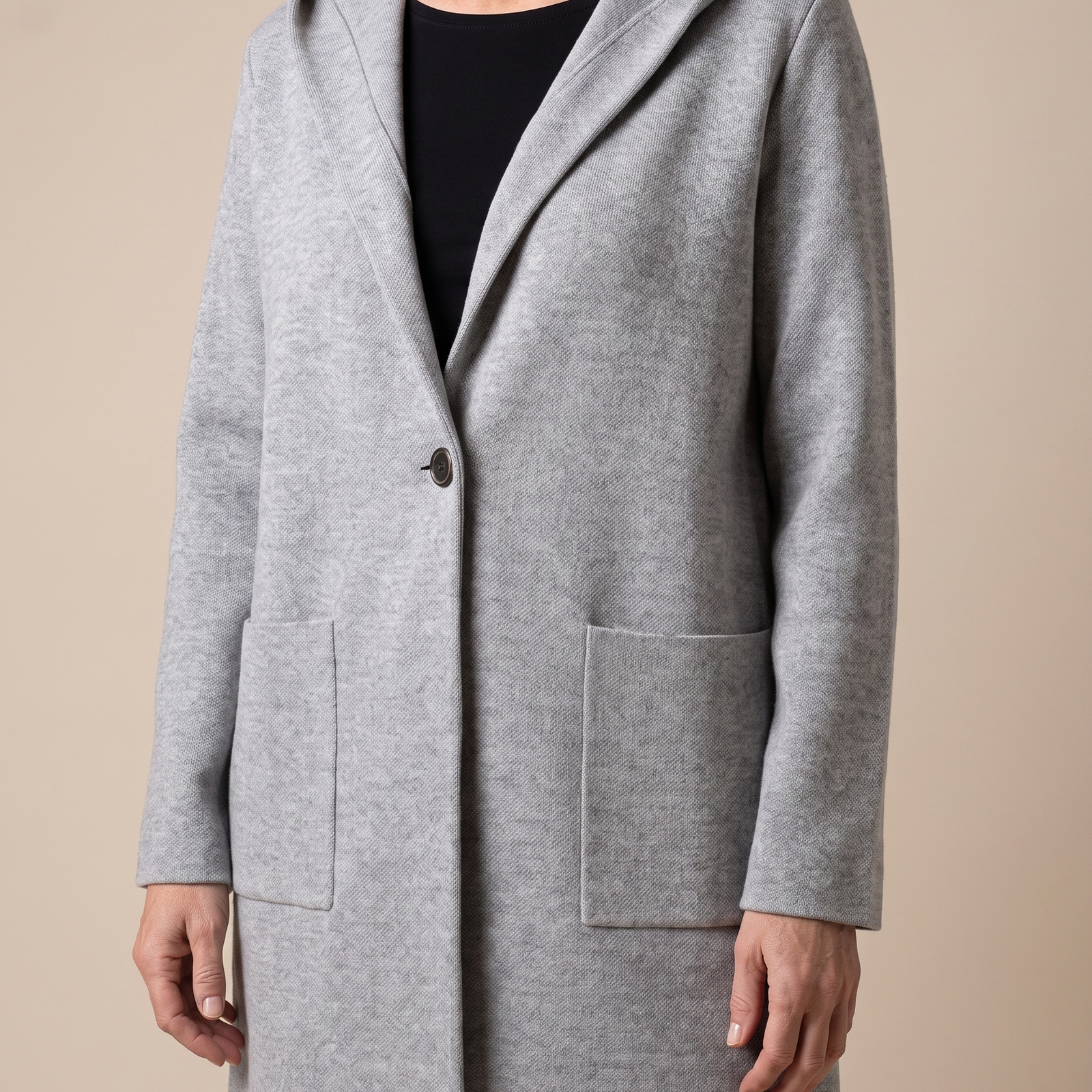 Rhyvian | Elegante Ein-Knopf-Jacke – Damenjacke auf warmem beigem Hintergrund, Oberkörperaufnahme