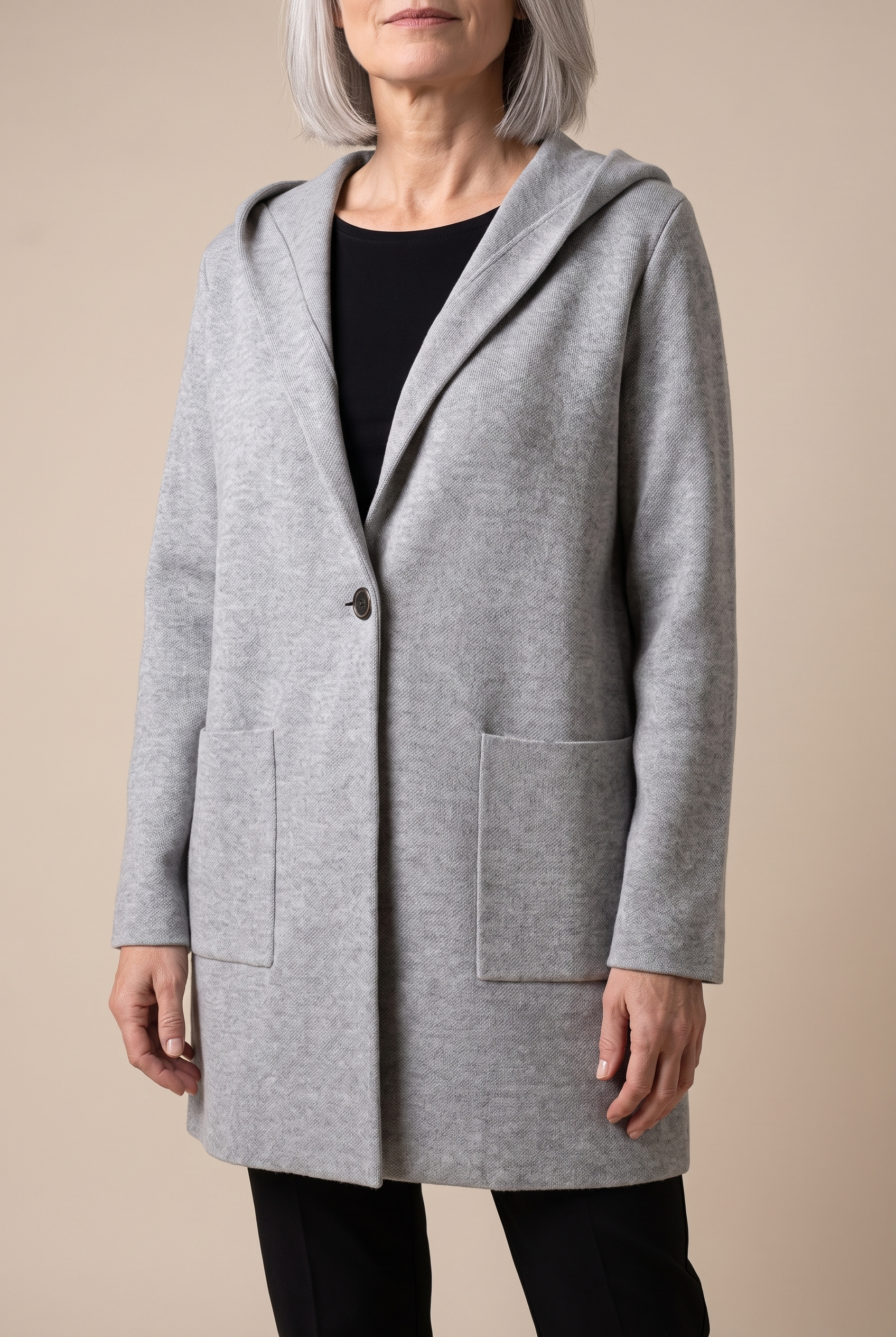 Rhyvian | Elegante Ein-Knopf-Jacke – Damenjacke auf warmem beigem Hintergrund, Oberkörperaufnahme