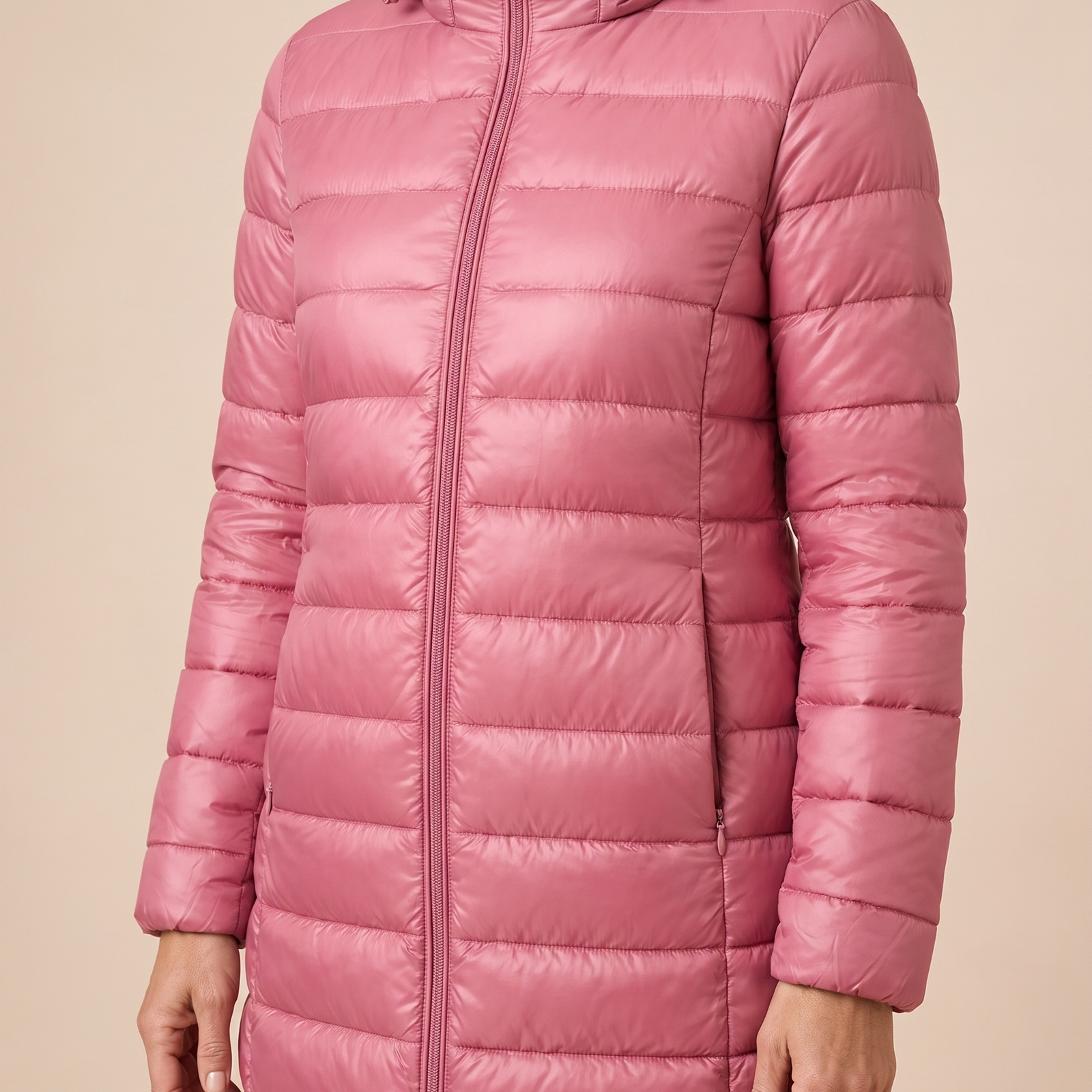 Ilinca | Ultraleichte Steppjacke mit Kapuze – Damenjacke auf warmem beigem Hintergrund, Oberkörperaufnahme