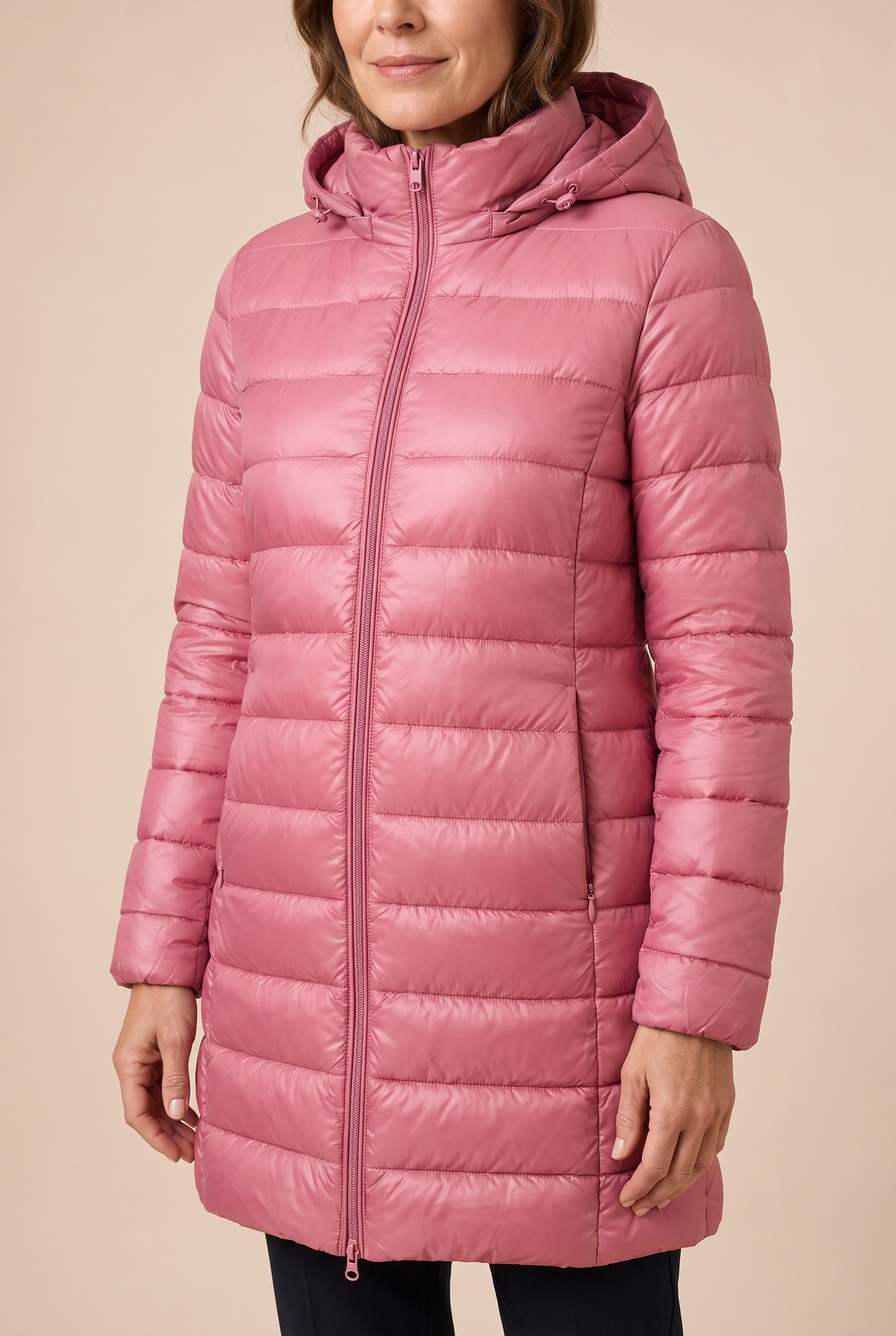 Ilinca | Ultraleichte Steppjacke mit Kapuze – Damenjacke auf warmem beigem Hintergrund, Oberkörperaufnahme