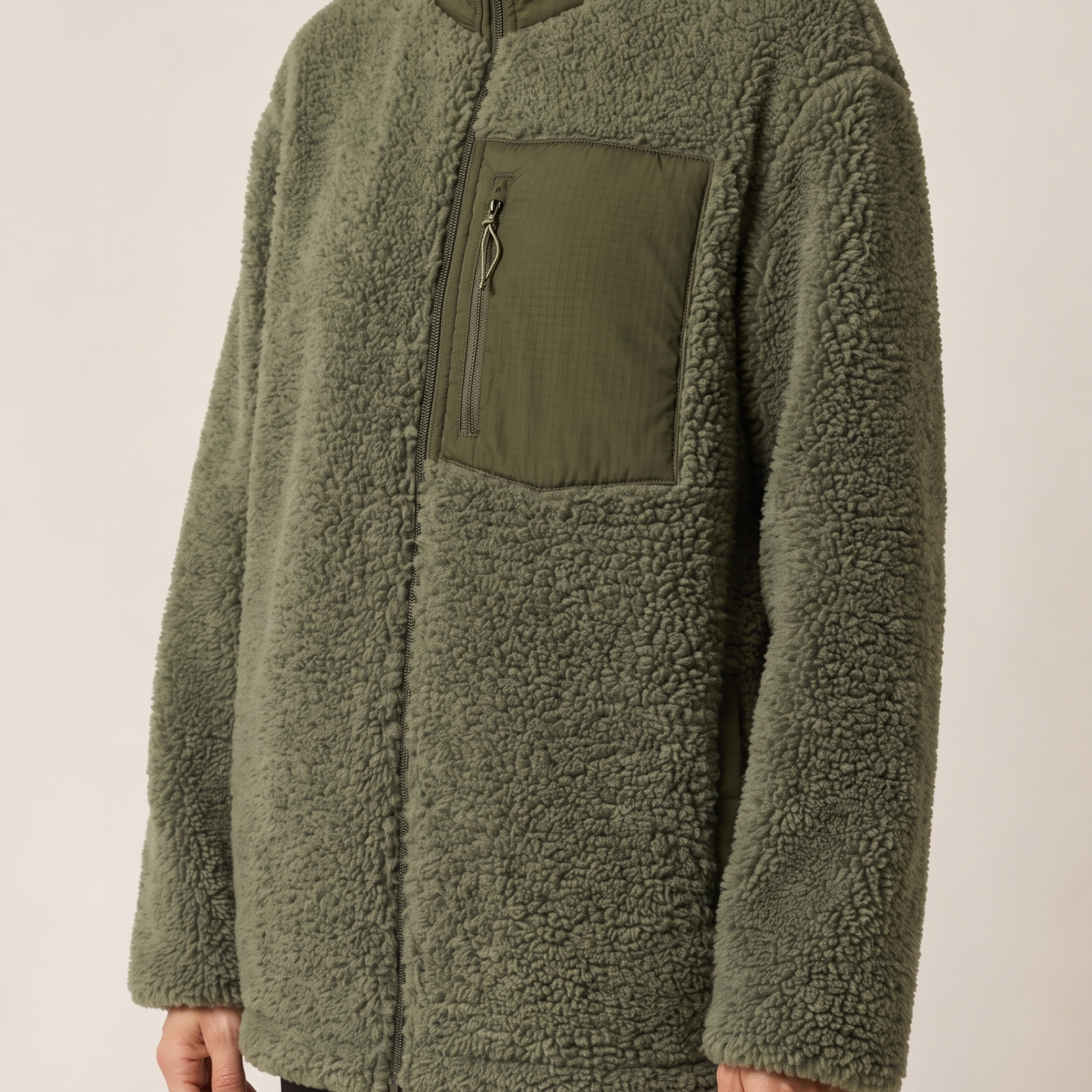 Marina | Fleecejacke aus recycelter Wolle – Damenjacke auf warmem beigem Hintergrund, Oberkörperaufnahme