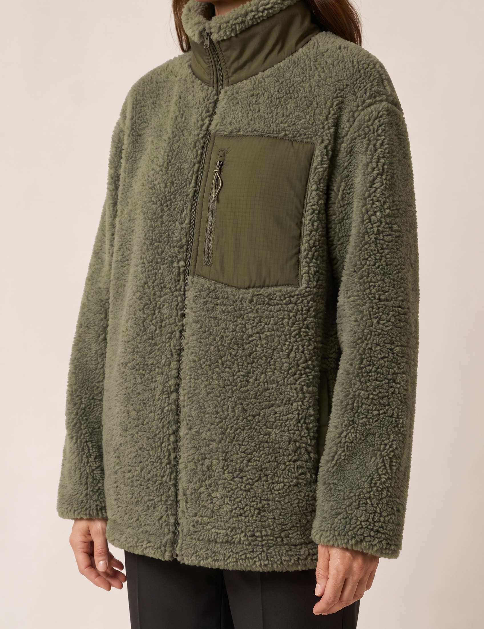 Marina | Fleecejacke aus recycelter Wolle – Damenjacke auf warmem beigem Hintergrund, Oberkörperaufnahme