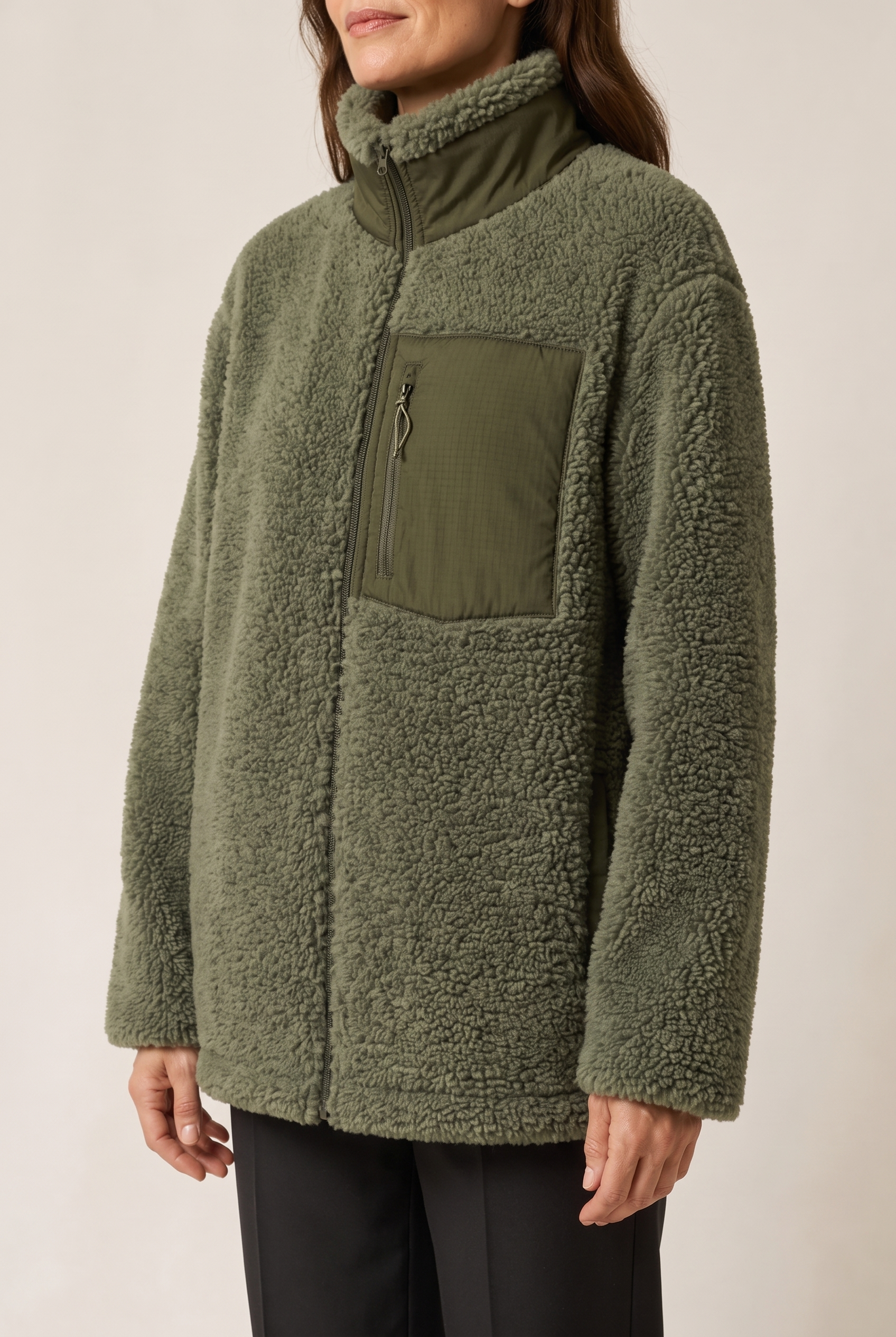 Marina | Fleecejacke aus recycelter Wolle – Damenjacke auf warmem beigem Hintergrund, Oberkörperaufnahme