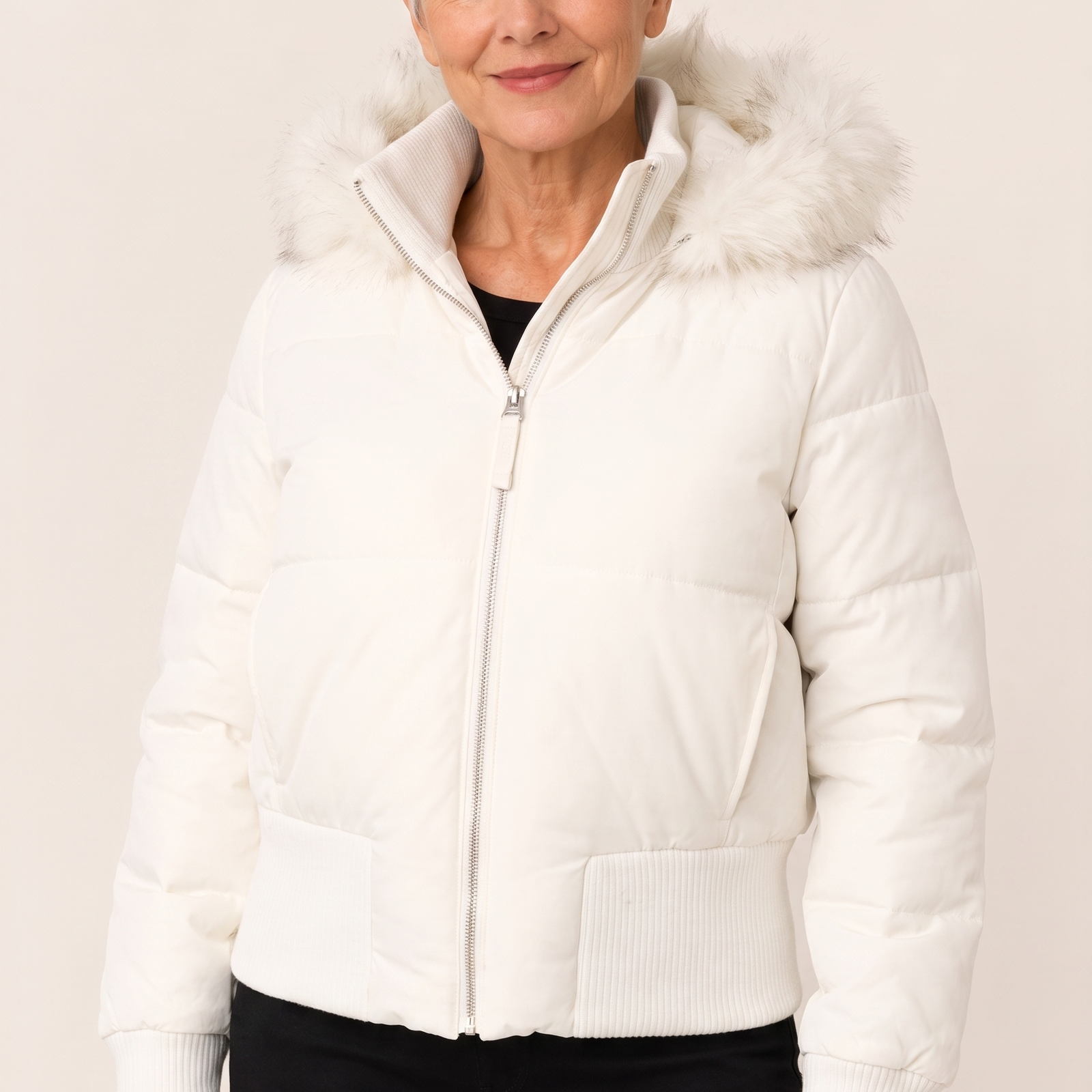Winterjacke für Damen mit Füllung und abnehmbarer Kapuze – Damenjacke auf warmem beigem Hintergrund, Oberkörperaufnahme