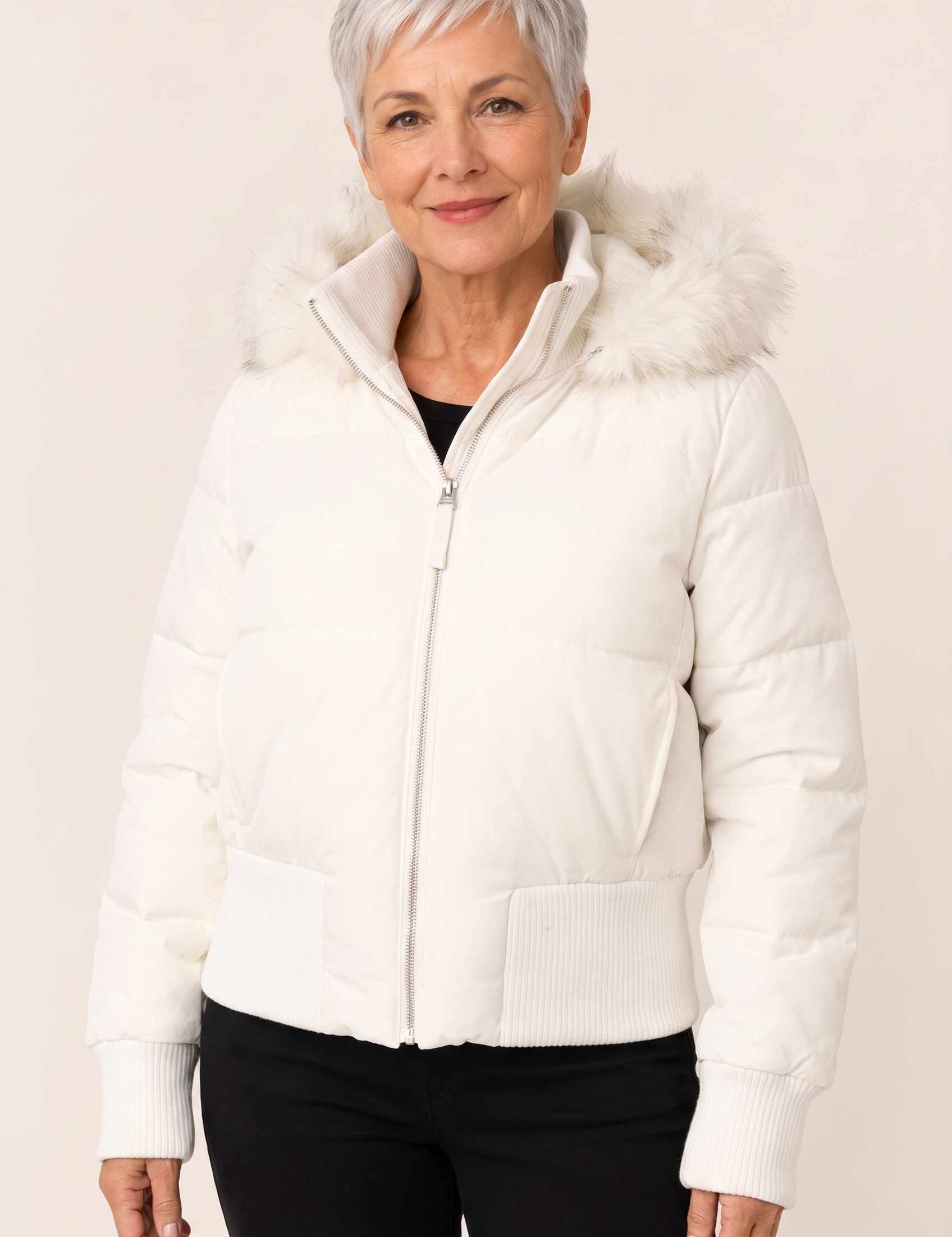 Winterjacke für Damen mit Füllung und abnehmbarer Kapuze – Damenjacke auf warmem beigem Hintergrund, Oberkörperaufnahme