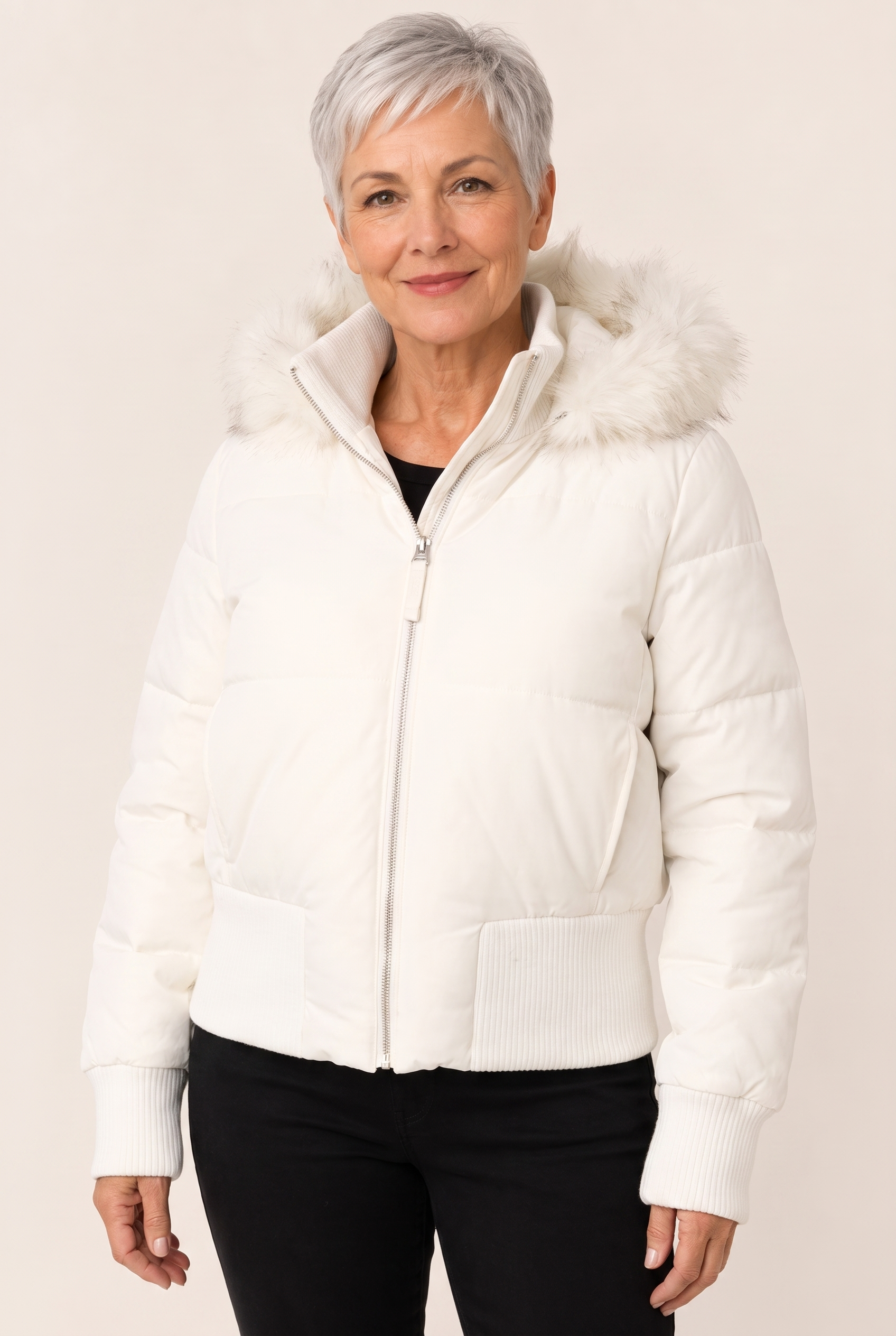 Winterjacke für Damen mit Füllung und abnehmbarer Kapuze – Damenjacke auf warmem beigem Hintergrund, Oberkörperaufnahme