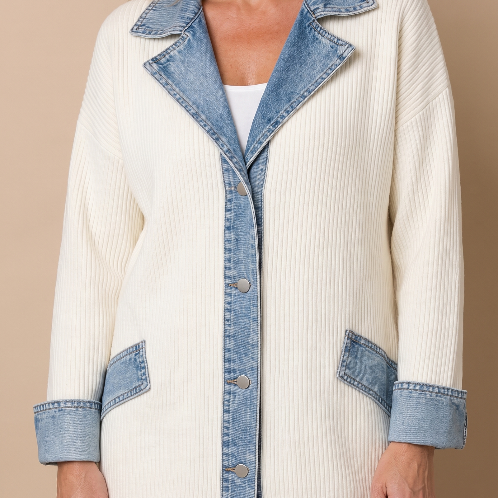 Dorina | Hybrid-Denim-Jacke – Damenjacke auf warmem beigem Hintergrund, Oberkörperaufnahme