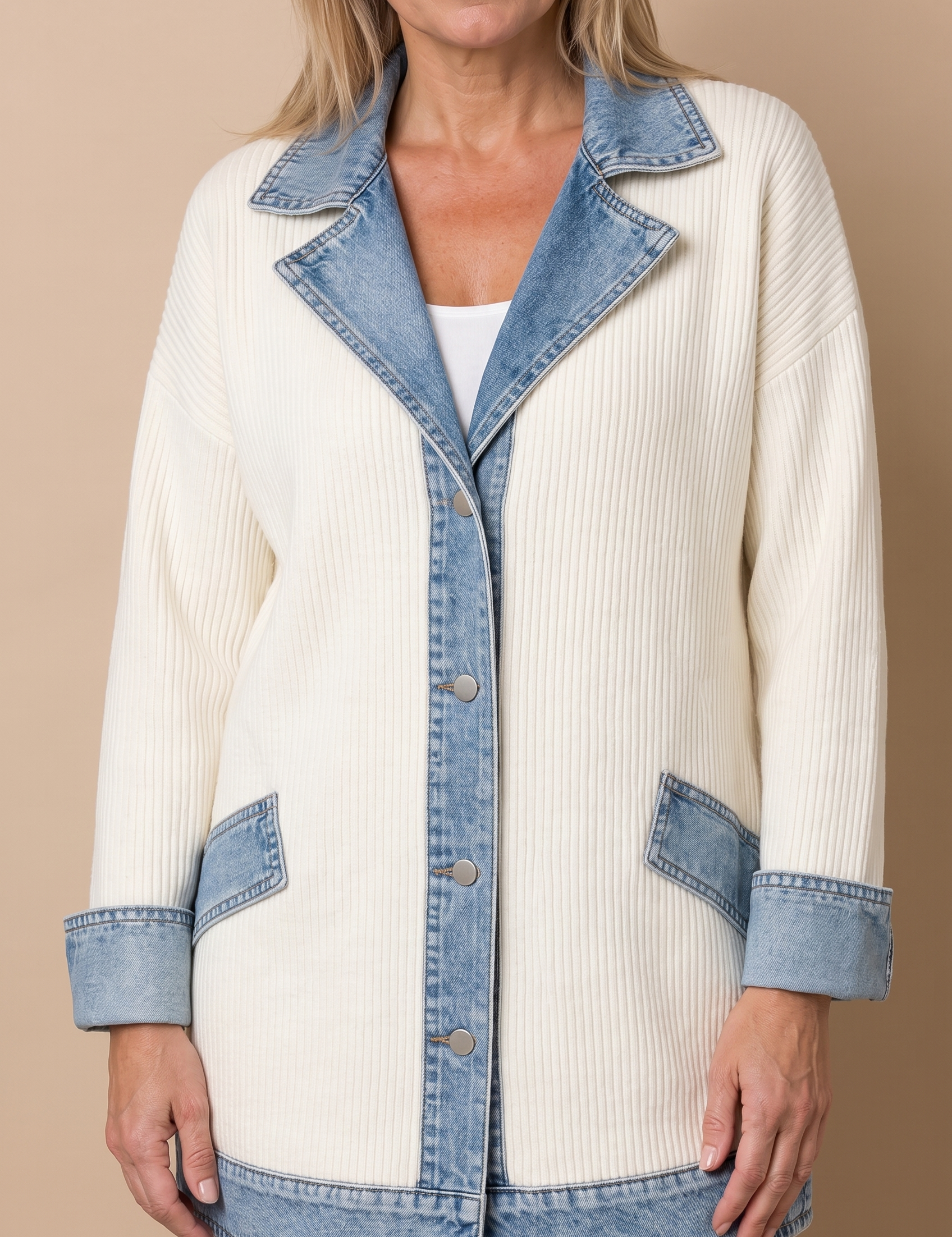 Dorina | Hybrid-Denim-Jacke – Damenjacke auf warmem beigem Hintergrund, Oberkörperaufnahme