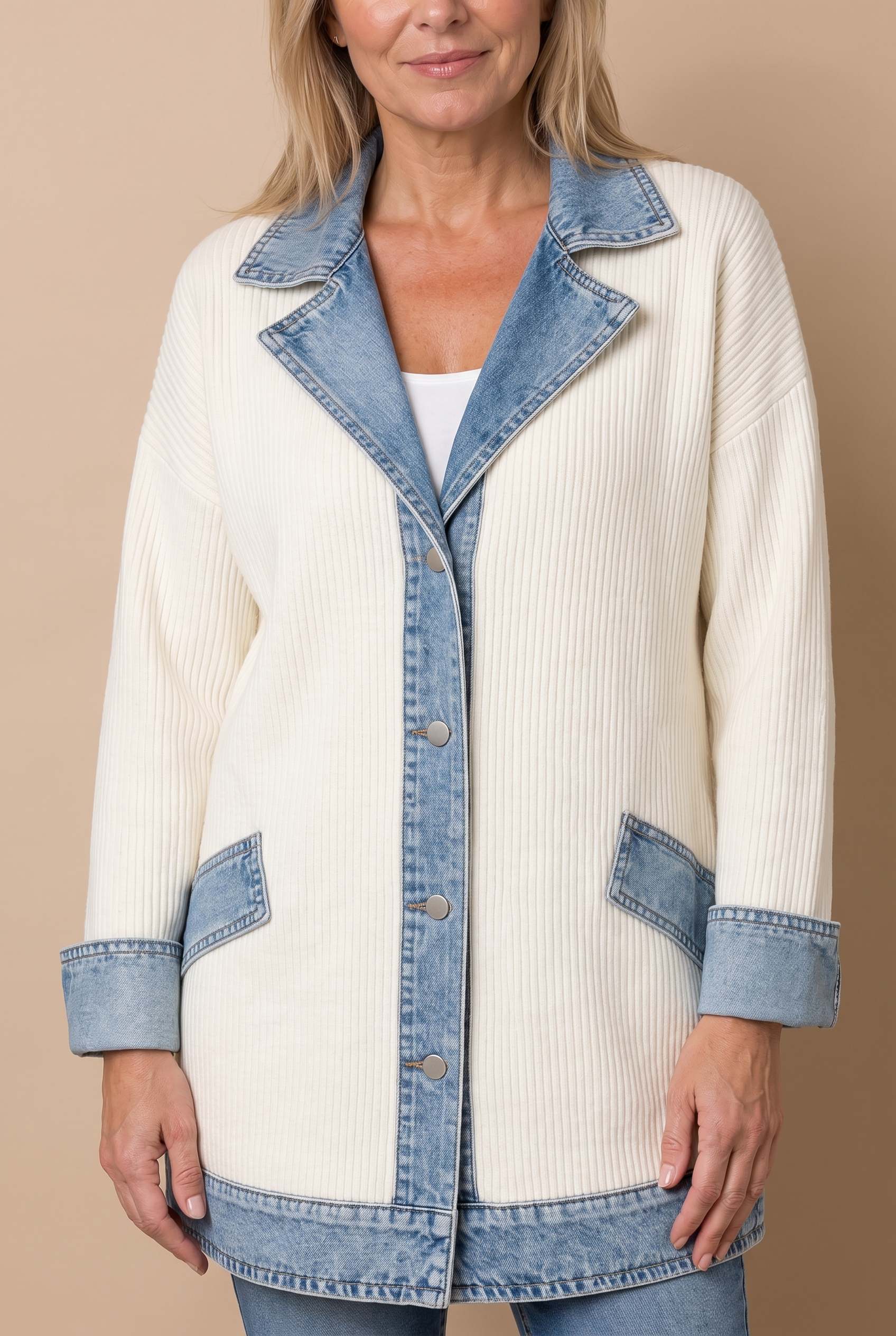 Dorina | Hybrid-Denim-Jacke – Damenjacke auf warmem beigem Hintergrund, Oberkörperaufnahme
