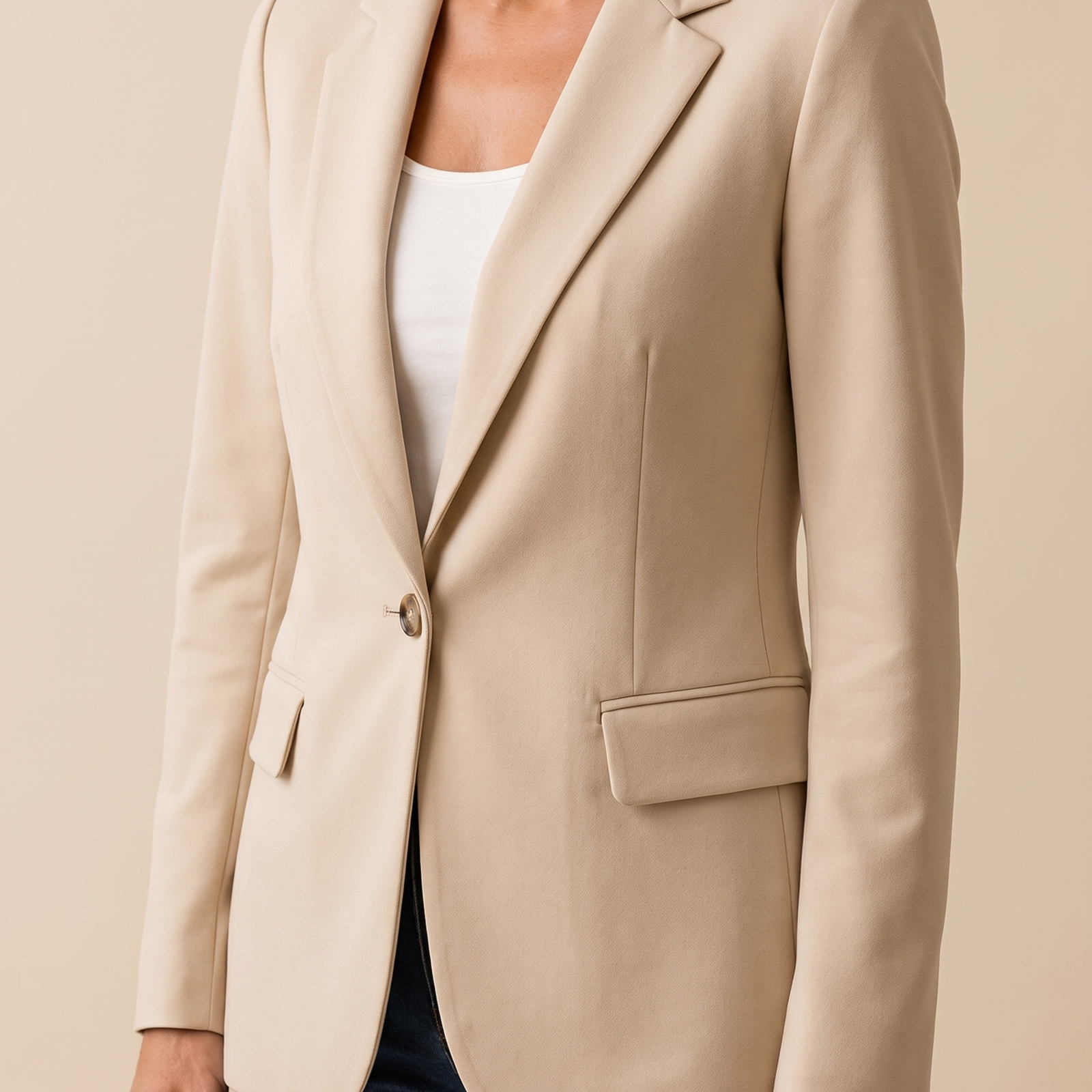 Alexandra-Maria | Langärmliger Blazer – Damenjacke auf warmem beigem Hintergrund, Oberkörperaufnahme